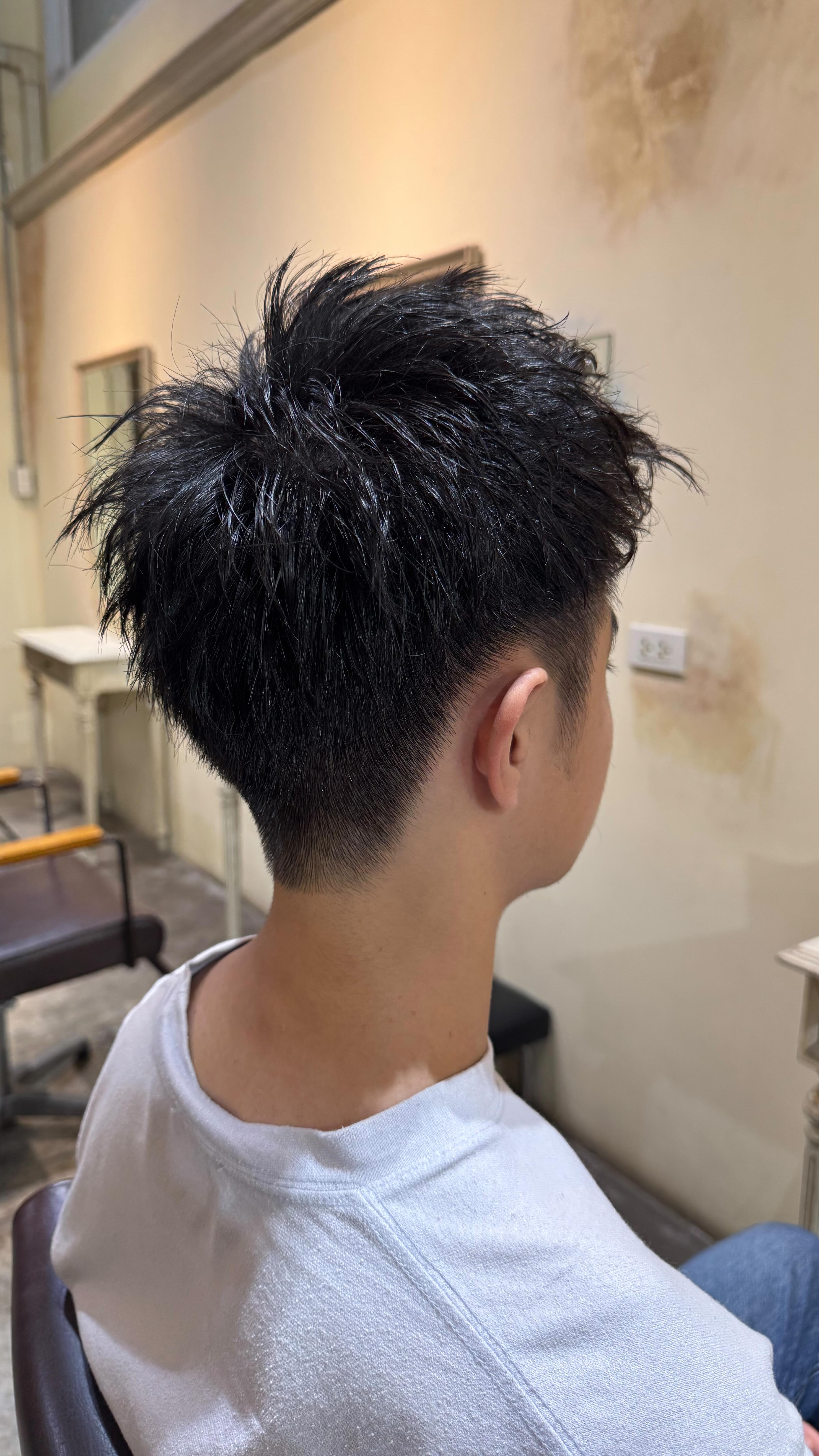 マッシュスタイルからスパイキーショートにイメージチェンジ
セットは数分で終わります！
#バンコク #美容院 #bangkok #hair #dear #hairsalon #sukhumvit39 #color #phromphong #プロンポン
