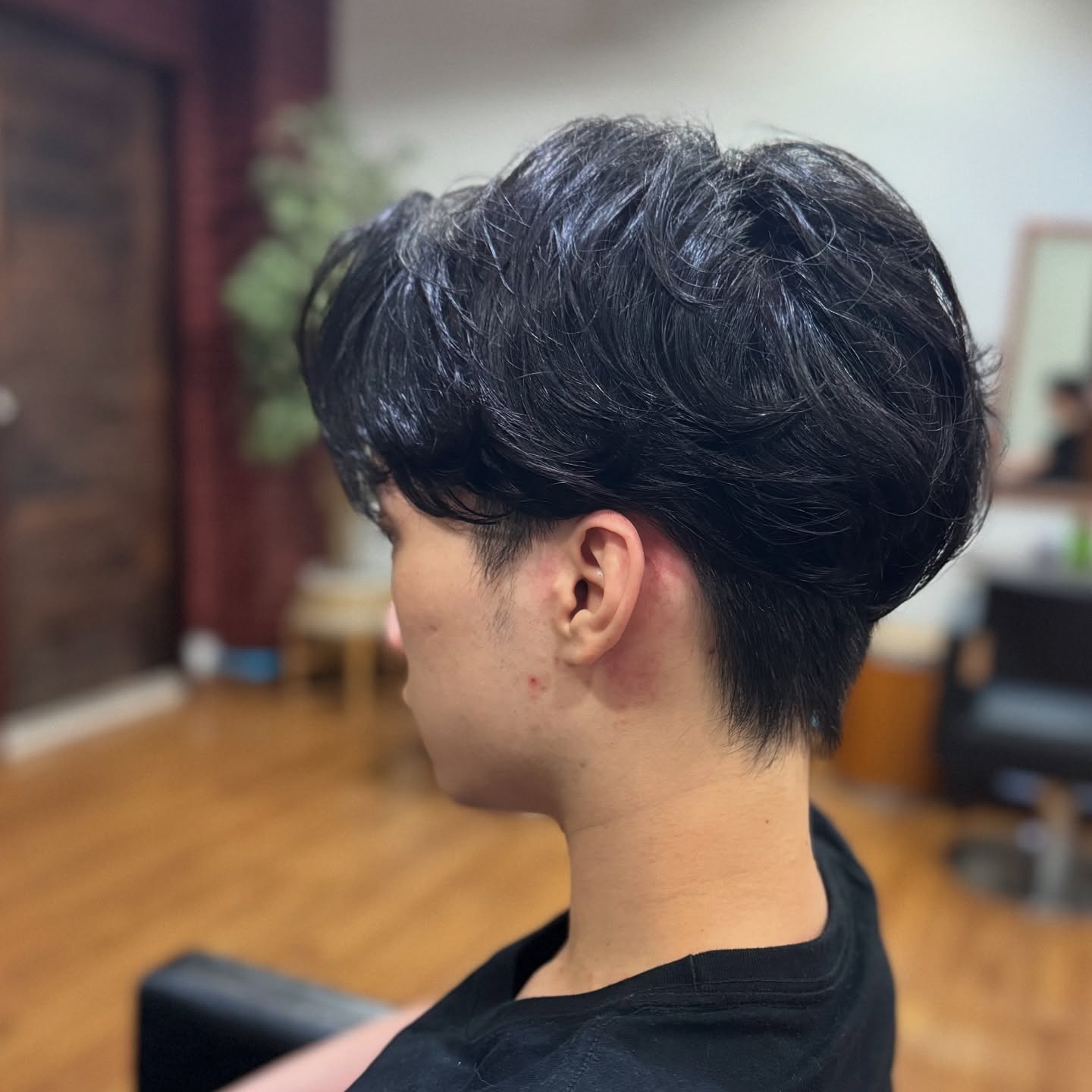 メンズカット&パーマ  軟毛、直毛の髪質の方のニュアンスパーマの場合、ウェット状態なら出てるんだけど自分で乾かすとカールが出せなくてパーマがとれた！ってよく聞きます。
なので今回はちょっと強めにパーマをかけてご自身で乾かした時にカールが出てスタイリングしやすいパーマに仕上げました。  カットはサイド、襟足付近はすっきりだけど、しっかり動きを出せるようにフロント、トップ、バックは長さを残しつつレイヤーを入れたヘアスタイルです。  ZANでは基本、ほぼスタイリング要らずのヘアスタイルを目指してつくってます。  #メンズカット　 #メンズパーマ #メンズスタイル #ショートカット　 #メンズショート