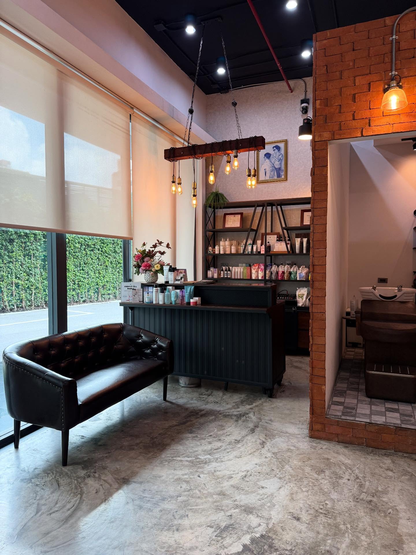 ADOR ไม่ใช่แค่ร้านทำผม แต่คือพื้นที่ที่คุณจะได้ทั้งผมสวยและความสบายใจ 🧡 ไม่ว่าคุณอยากปรับลุคด้วยการทำสี ดัด ยืด หรือบำรุงด้วยทรีทเมนต์ เราพร้อมดูแลด้วยใจ…ในบรรยากาศเป็นกันเองเสมอ  ADOR はただのヘアサロンではなく、心までリラックスできる場所です。カラー、パーマ、ストレート、またはトリートメントまで、お客様一人ひとりに寄り添いながら、温かくアットホームな雰囲気でお迎えいたします