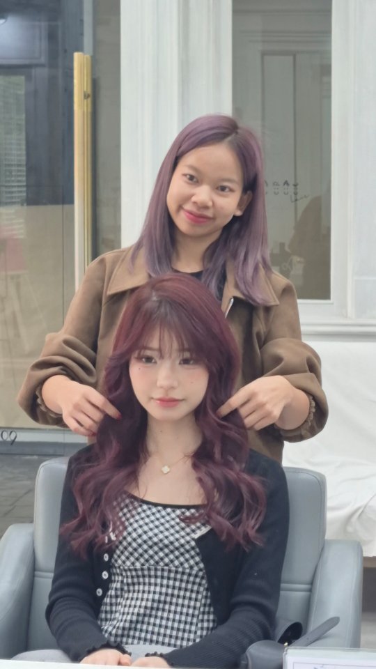 Cuu’s Hair สวัสดีค่า 
วันนี้แอดมินจะมาแนะนำสี Wine Red สีแดงไวน์ ทำแล้วช่วยให้หน้าสว่าง สดใสขึ้นมากๆ เลยค่ะ
เดือนนี้ยังมีคิวว่างอยู่และมีโปรโมชั่นครบรอบ5ปีด้วยนะคะ สามารถทักไลน์เพื่อทำการจองได้เลยค่าา  Color Esthetic
7300 บาท → 5600 บาท
ตัด ,ทำสี(ได้ทุกความสั้นและความยาว),ให้คำปรึกษา, ดีท็อกซ์หนังศีรษะ,สระผม, แชมพู ,ทรีทเม้นท์, เซ็ท, เป่า,การรับประกัน (ฟรี) ปรึกษาทางไลน์ (ฟรี) + ตัดหน้าม้าหลังทำ 3 สัปดาห์  ระยะเวลาที่ใช้ : ประมาณ 3 ชั่วโมง 
หากคุณลูกค้าไม่ต้องการตัดผมจะมีส่วนลด 700 บาทค่ะ  โปรโมชั่นHair Esthetic
Treatment Esthetic 4900THB → 4300THB
Color Esthetic 7300 บาท → 5600 บาท(ราคานี้ไม่รวมฟอก) 
Perm Esthetic 8400 บาท → 6900 บาท
Straight  Esthetic 10500 บาท → 7400 บาท  IG:cuushair
Facebook:Cuu’s hair
HP: https://cuushair.com
TEL:02-065-0909  #bangkok #thonglor #bangkokhairsalon #ผม #เกาหลี #ญี่ปุ่น #ม้วนผม #ร้านเสริมสวย #ดัดผม #เสริมสวย #ทรงผม #สไตล์เกาหลี #สไตล์ญี่ปุ่น #hairesthetic #organic #バンコク美容師 #redhair