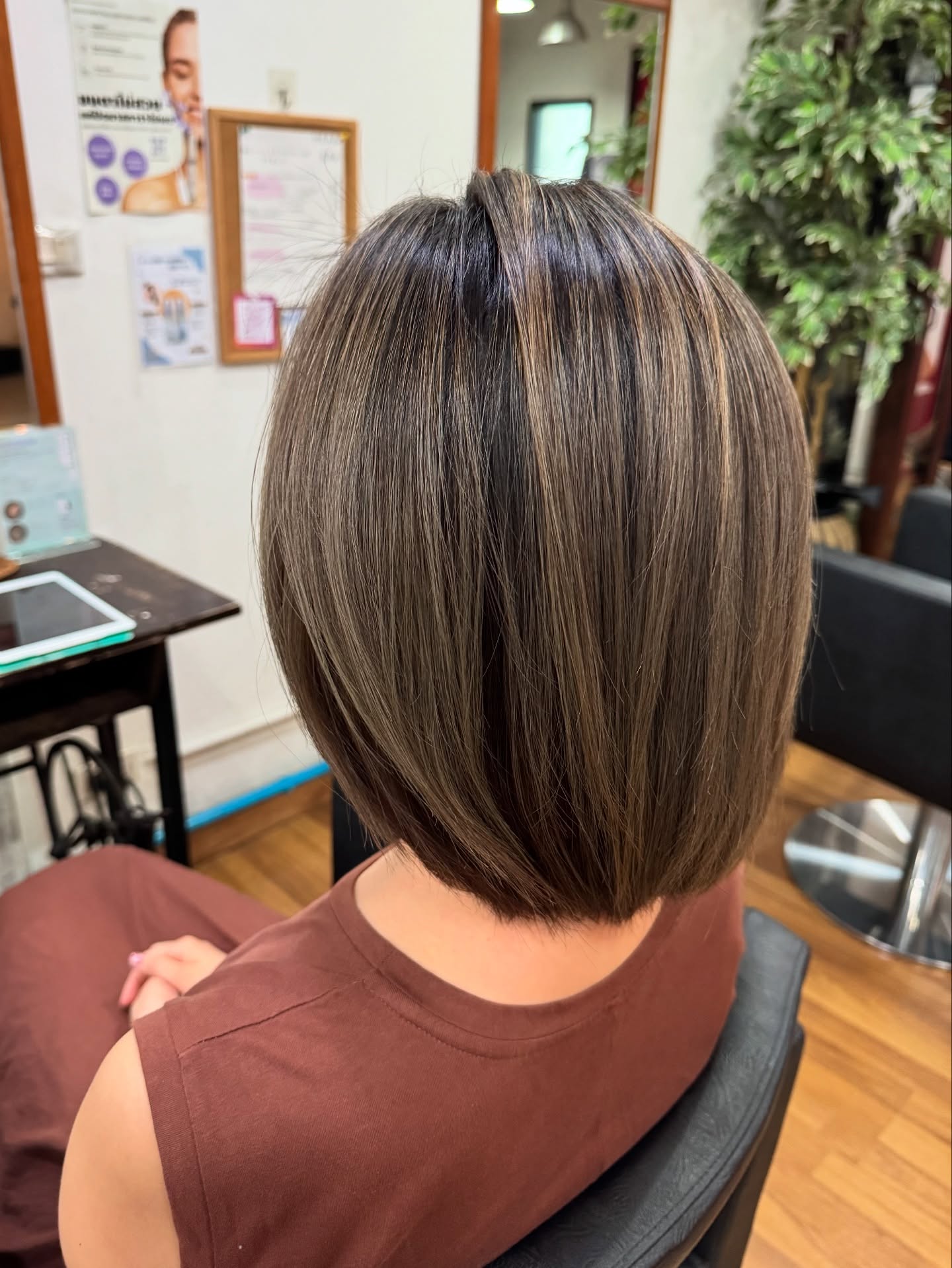 Umbrella Balayage
アンブレラ　バレイヤージュ  トップのみをバレイヤージュにするこのデザイン。ブリーチはトップのみなのにも関わらず、全体的に明るい印象になるとともに立体感、動きも出ます。
トップのみなのでブリーチによるダメージ部分も少ないので安心です。
ショートやボブのヘアスタイルにベストマッチなカラーデザインです。  単色に飽きたりいつもと違うカラーをお求めの方に。