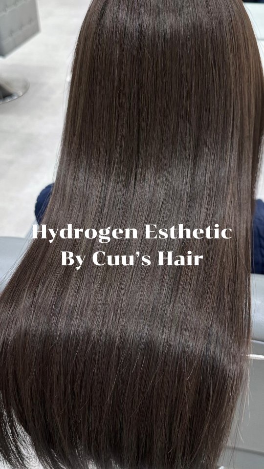 เปลี่ยนสีผมไม่หยุด! แต่ผมยังสวยปังทุกเฉด ด้วย Color Hydrogen Esthetic 5600THB!  สำหรับสาวๆ ที่รักการทำสีผมเป็นชีวิตจิตใจ แต่ก็อยากให้ผมยังคงตรงสลวย ไม่แห้งเสีย ‍♀️ เราขอแนะนำ #ColorHydrogenEsthetic คอร์สพิเศษที่ออกแบบมาเพื่อคุณลูกค้าที่ชอบทำสีผมโดยเฉพาะ!  การบำรุงล้ำลึกโดยทรีทเมนท์ไฮโดรเจน
 ช่วยขจัดสารตกค้าง: บอกลาเคมีตกค้าง ที่ทำให้ผมแห้งเสีย
 เติมเต็มความชุ่มชื้น: ให้ผมกลับมานุ่มสลวย มีน้ำหนัก
 สีผมติดทนนาน: สวยสดใส ไม่เฟดง่าย  มาบำรุงเส้นผมให้เปล่งประกาย พร้อมเปลี่ยนลุคใหม่ให้สวยเป๊ะ ที่ Cuu’s​ Hair นะคะ  Book Via Line or Dm  #bangkok #thonglor #bangkokhairsalon #ผม #เกาหลี #ญี่ปุ่น #ม้วนผม #ร้านเสริมสวย #ดัดผม #เสริมสวย #ทรงผม #สไตล์เกาหลี #สไตล์ญี่ปุ่น #hairesthetic #organic #バンコク美容師  #fypシ️️