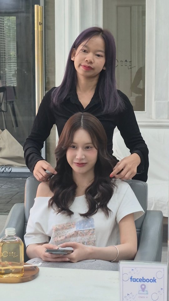 เปลี่ยนสีผมไม่หยุด! แต่ผมยังสวยปังทุกเฉด ด้วย Color Hydrogen Esthetic 5600THB!  สำหรับสาวๆ ที่รักการทำสีผมเป็นชีวิตจิตใจ แต่ก็อยากให้ผมยังคงตรงสลวย ไม่แห้งเสีย ‍♀️ เราขอแนะนำ #ColorHydrogenEsthetic คอร์สพิเศษที่ออกแบบมาเพื่อคุณลูกค้าที่ชอบทำสีผมโดยเฉพาะ!  การบำรุงล้ำลึกโดยทรีทเมนท์ไฮโดรเจน
 ช่วยขจัดสารตกค้าง: บอกลาเคมีตกค้าง ที่ทำให้ผมแห้งเสีย
 เติมเต็มความชุ่มชื้น: ให้ผมกลับมานุ่มสลวย มีน้ำหนัก
 สีผมติดทนนาน: สวยสดใส ไม่เฟดง่าย  มาบำรุงเส้นผมให้เปล่งประกาย พร้อมเปลี่ยนลุคใหม่ให้สวยเป๊ะ ที่ Cuu’s​ Hair นะคะ  Book Via Line or Dm  #bangkok #thonglor #bangkokhairsalon #ผม #เกาหลี #ญี่ปุ่น #ม้วนผม #ร้านเสริมสวย #ดัดผม #เสริมสวย #ทรงผม #สไตล์เกาหลี #สไตล์ญี่ปุ่น #hairesthetic #organic #バンコク美容師  #fypシ️️