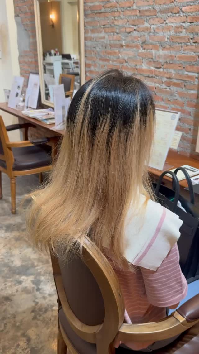 ブリーチでピンクカラーにしました。
ロングリタッチですがしっかり塗り分けをして最小限のダメージで綺麗につながりました。
#バンコク #美容院 #bangkok #hair #dear #hairsalon #sukhumvit39 #color #phromphong #プロンポン