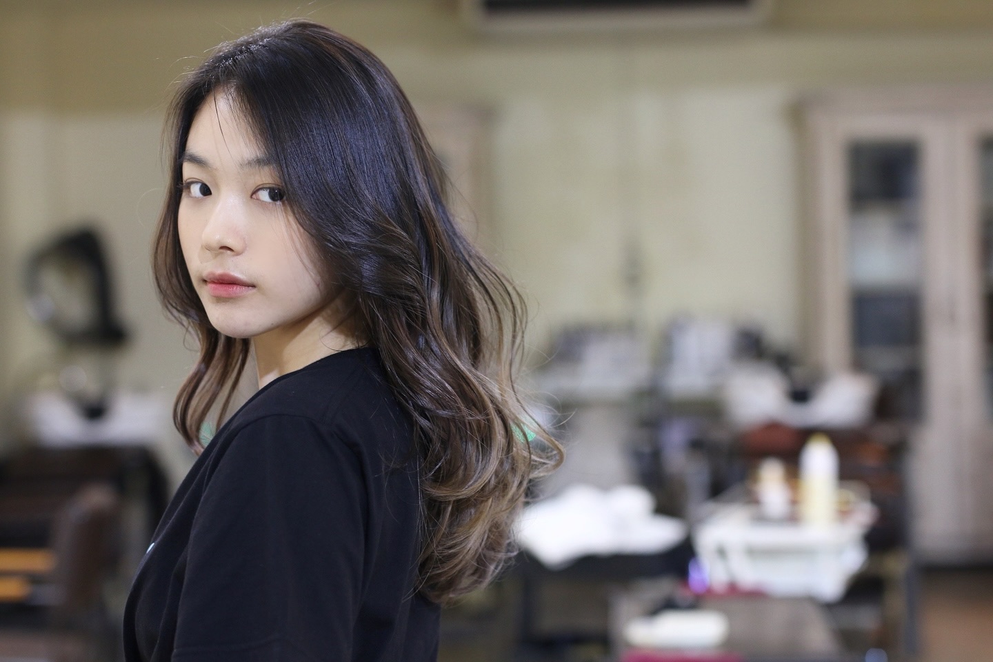 ブリーチを使ったグラデーションカラー。　
作り込みすぎないスタイルを作りました。

#bangkok #hair #color #design #dear #プロンポン　 #美容院　 #バンコク　 #スクンビット39 #sukhumvit39