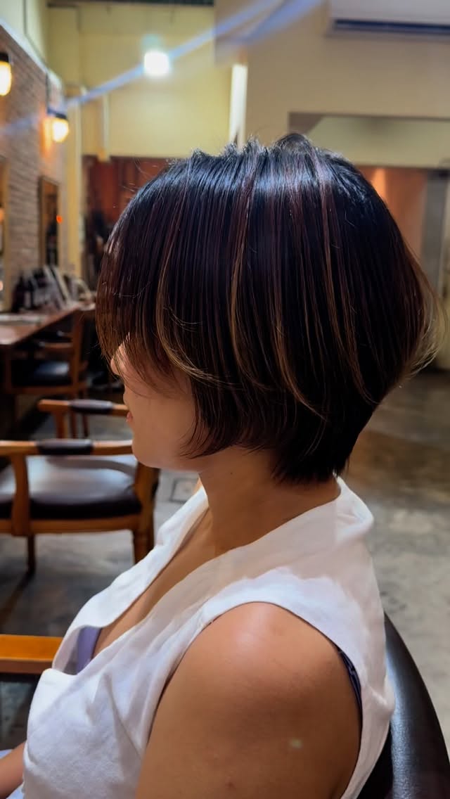 髪の毛をカットするときに意識することは全体のバランスです。　前から見た状態と横から見た状態では違ってくるので、両方から見てちょうど良いバランスの長さ、重さ、毛流れを意識してカットします。
特にショートスタイルは形がそのまま出てくるので顎の長さや襟足の高さ、エラの形や耳の高さなど全てを考えてカットします。
僕は色々なパターンのショートカットを得意としています。
絶対的な自信があるので、ぜひご来店ください。  #バンコク #美容院 #bangkok #hair #dear #hairsalon #sukhumvit39 #phromphong #プロンポン #shorthair