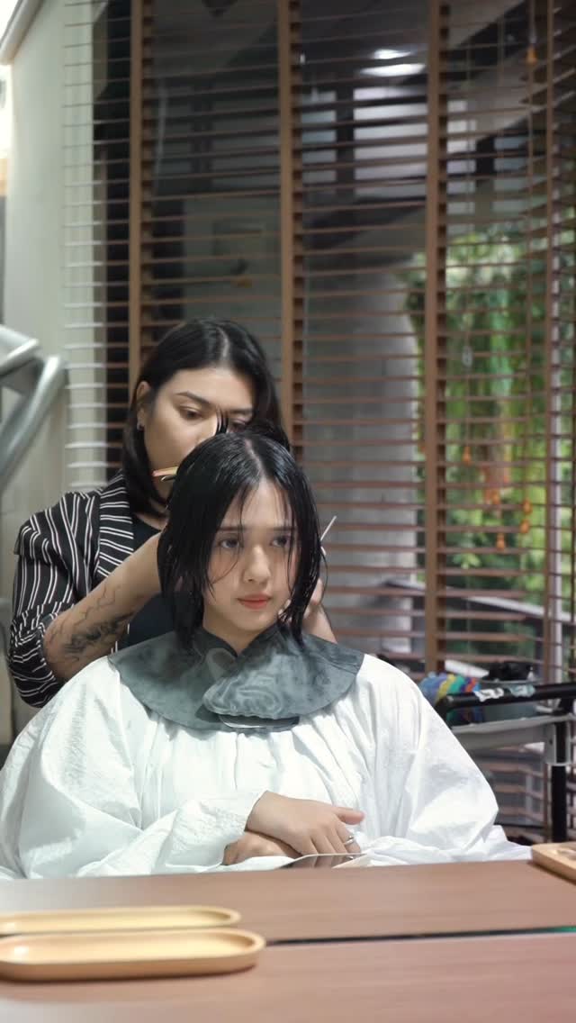 เราพิถีพิถันในทุกขั้นตอนของงานบริการ
ใส่ใจในทุกรายละเอียดเพื่อมอบสิ่งที่ดีที่สุดให้กับลูกค้า
ขอฝากให้เราดูแลทรงผมของคุณสักครั้งนะคะ
เราจะออกแบบทรงผมที่เหมาะกับคุณที่สุดให้ค่ะ  We take pride in every single step of our work, with great attention to detail.
Please give us the opportunity to take care of your hairstyle —
We’ll create a look that suits you perfectly.  สามารถติดต่อสอบถามและจองคิวมาได้เลยนะคะ  TEL 02-000-3001  F.B BELL Otonagami salon  LINE ID@skk6845h  #bellotonagamisalon #バンコク美容室 #バンコク在住 #สีผมสวยๆ #ตัดผม #สีผมสุดฮิต