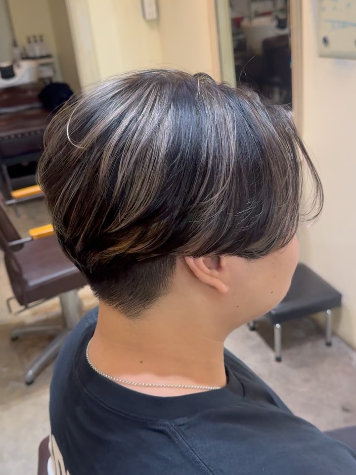 【コントラスト　ハイライト】
毛流れが綺麗に見えるようにスライシングでハイライトを入れています。

コントラストがしっかり出るようにベースは5レベルくらいのスモーキーベージュ。　ハイライトは17.5レベルまでしっかりぬいたあとペールベージュを重ねています。

シルバーだとパキッと強い印象になってしまうのでベージュ系のハイライトはどなたでも似合う試しやすいカラーだと思います。

#bangkok #hair #highlight #sukhumvit39 #プロンポン　 #スクンビット39 #dear