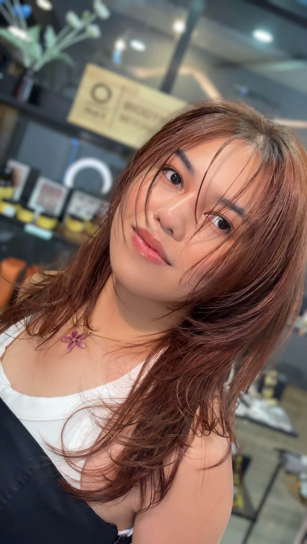 เลเยอร์เบาสบาย × สีน้ำตาลนุ่ม 
ผมดูมีมิติ เคลื่อนไหวสวยงามทุกครั้งที่ขยับ
โทนสีน้ำตาลช่วยขับผิวให้ดูสดใสและเป็นธรรมชาติ  Akiendo ไม่ได้แค่ถูกเลือกเพราะราคา… แต่เพราะคุณค่าในทุกบริการ  ทำสีทุกครั้งมีการวิเคราะห์สีที่เหมาะกับบุคคล
 กระบวนการดูแลแบบนานาชาติ ครบทุกขั้นตอน
 ค่าผมยาวแจ้งชัดเจน ไม่มีบวกเพิ่มภายหลัง  ไม่ใช่แค่ทำสี แต่คือการเปลี่ยนลุคที่เหมาะกับตัวคุณที่สุด  Akiendo is chosen not just for the price, but for the value.  All coloring services include personalized consultation
 International -standard care & process are part of every service
 Transparent pricing with clear long-hair charges – no surprises  More than a color — it’s a look that truly suits you.  -
Metoropolis suite by Hilton ,soi Phrom si1,Sukhumvit39
จองคิวหรือสอบถามได้ที่เบอร์ tel:020048180
Line@: aki-endo
เวลาทำการ: 10:00AM – 8:00PM (หยุดทุกวันอังคาร Tueday closed)  #AKIENDO #bangkokhairsalon #Saloninbangkok #JapaneseHairStyle #PersonalColor #Highlight #Haircut #Balayage #ไฮไลท์ #ตัดผม #สีผม #バンコクヘアサロン #パーソナルカラー #Thebesthairsaloninbangkok
#haircolor #layercut #personalhaircolor #seemlesshighlights #koreahairstyle