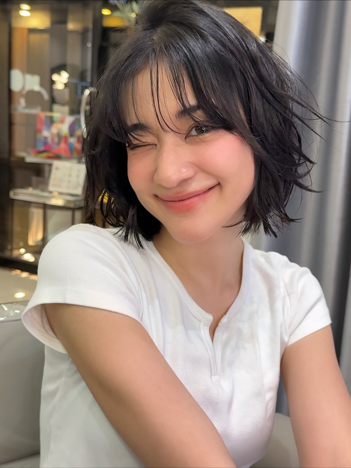 บ็อบทรงใหม่ของ @zommarie 
ลุคธรรมชาติ อิสระ และมีเสน่ห์ในแบบของเธอ  เราสนุกกับการออกแบบทรงผม
โดยใส่ใจใน “อารมณ์” และ “ไลฟ์สไตล์” ของแต่ละคนเสมอ  #Akiendo #Zommarie #bobhair #ลุคธรรมชาติ #QuietBeauty #ผมสั้นสไตล์ญี่ปุ่น  -
Metoropolis suite by Hilton ,soi Phrom si1,Sukhumvit39
จองคิวหรือสอบถามได้ที่เบอร์ tel:020048180
Line@: aki-endo
เวลาทำการ: 10:00AM – 8:00PM (หยุดทุกวันอังคาร Tueday closed)  #AKIENDO #bangkokhairsalon #Saloninbangkok