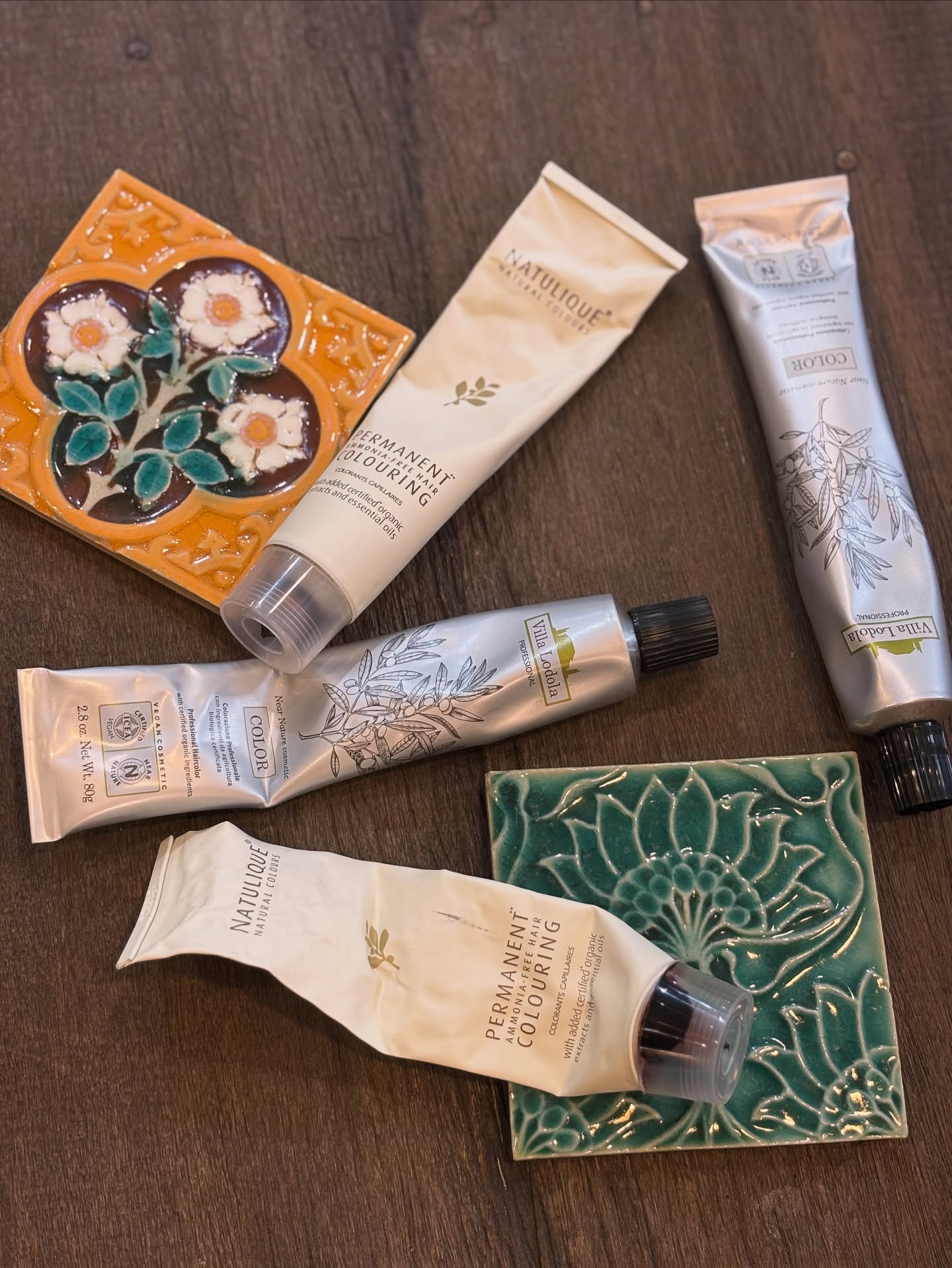 At CUCHU, we use gentle, organic based hair colors for gray coverage 
Because it’s something you do often, we want it to be kind to both your hair and scalp.  We use **NATULIQUE** and **Villa Lodola**, made with certified organic ingredients. 
NATULIQUE also has a line suitable for those with **PPD (diamine) allergies**. 
Patch tests are available.Feel free to ask anytime  #cuchuhairdesign #grayhaircolor #sukhumvit26