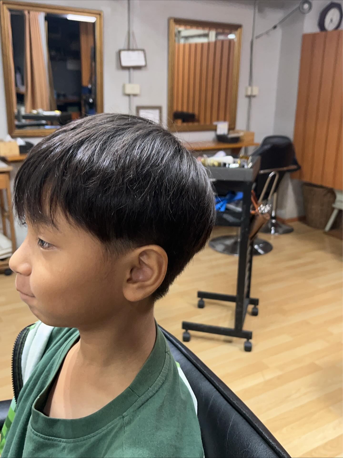 Hair salon SOです!  キッズカットやってまーす  12歳まで600バーツ
13歳から700バーツ
です!  なるべく早く!かっこよく!可愛く!
なるように、心がけてキッズカットしています🫡  皆様宜しくお願いします🤲   HairsalonSOは
バンコクのスクムビット24にある
スタイリスト1人の小さな日系美容室です
子供から年配の方まで、幅広い層のお客さまに
お気軽にお越しいただいてます  #タイ美容室 #バンコク美容室 #バンコクヘアサロン
#バンコクキッズカット #プロンポン美容室 #スクムビット24の美容室 #sukhumvit24 #bankokhairsalon #hairsalonso