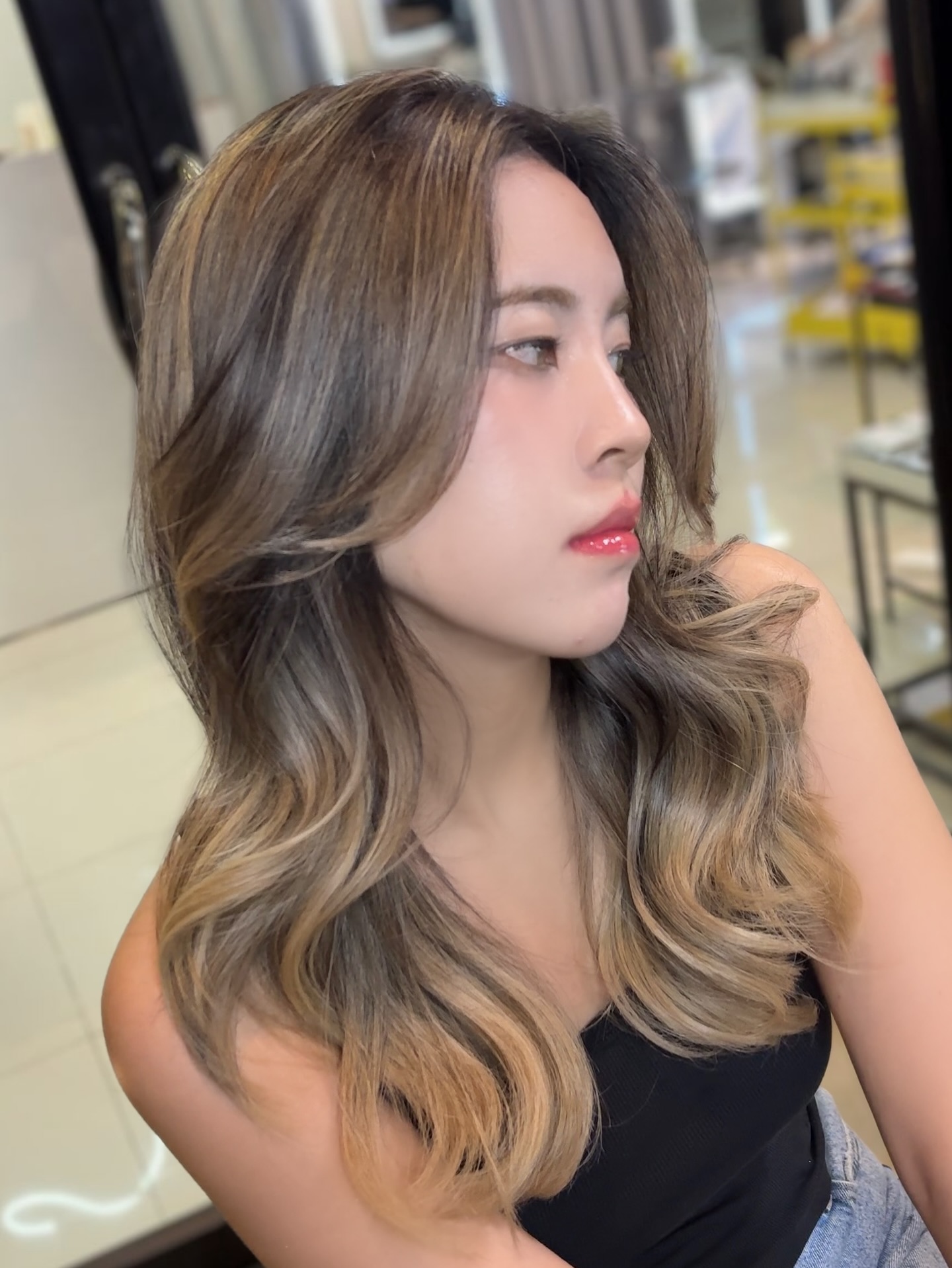 บาลายาจโทนใสแบบผู้หญิงสายละมุน 
แสงและเงาช่วยให้ผมดูมีมิติแบบเป็นธรรมชาติ  ️ โทนหม่น ลดความแดง
️ เฉดกรอบหน้าช่วยให้หน้าเรียวขึ้น
️ ยิ่งผมยาว ยิ่งสวย และดูแลไม่ยาก  ลุคสว่าง แต่ยังดูแพง สุภาพ และมีเสน่ห์  Soft Dimension Balayage 
A perfect balance of light and shadow for a natural, effortless look.  ️ Ash tone with reduced redness
️ Face-framing for a smaller silhouette
️ Low-maintenance grow-out  For those who want a classy, modern, and lightweight blonde.  Metoropolis suite by Hilton ,soi Phrom si1,Sukhumvit39
จองคิวหรือสอบถามได้ที่เบอร์ tel:020048180
Line@: aki-endo
เวลาทำการ: 10:00AM – 8:00PM (หยุดทุกวันอังคาร Tueday closed)  #AKIENDO #bangkokhairsalon #Saloninbangkok #JapaneseHairStyle #PersonalColor #Highlight #Haircut #Balayage #ไฮไลท์ #ตัดผม #สีผม #バンコクヘアサロン #パーソナルカラー #Thebesthairsaloninbangkok
#haircolor #layercut #personalhaircolor #seemlesshighlights #koreahairstyle