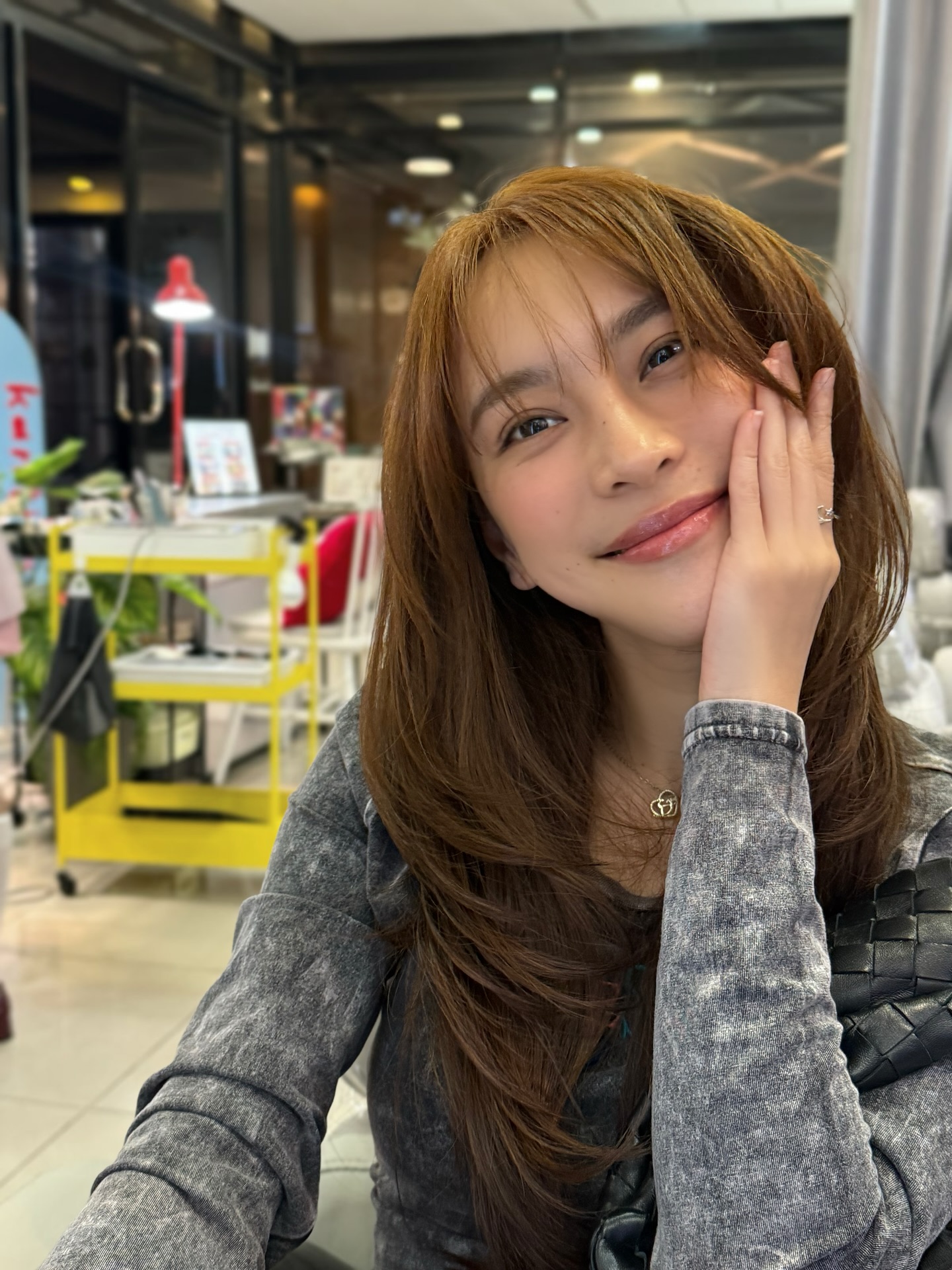 ลุคหวานละมุน ดูเป็นธรรมชาติแบบผู้หญิงสวยอบอุ่น  ️ เลเยอร์กรอบหน้า = หน้าเรียวขึ้นทันที
️ ลุคดูแพงแบบไม่ต้องพยายาม
️ ม้วนก็สวย มัดก็น่ารัก  ทรงนี้เหมาะกับคนที่อยากได้ “ความนุ่มนวล + ความน่ารัก” ในลุคเดียว  Soft, feminine layers for a natural everyday look.  ️ Face-framing layers for a smaller silhouette
️ Effortlessly pretty — even with simple styling
️ Cute whether you curl it or tie it up  A gentle, romantic vibe without trying too hard.  -
Metoropolis suite by Hilton ,soi Phrom si1,Sukhumvit39
จองคิวหรือสอบถามได้ที่เบอร์ tel:020048180
Line@: aki-endo
เวลาทำการ: 10:00AM – 8:00PM (หยุดทุกวันอังคาร Tueday closed)  #AKIENDO #bangkokhairsalon #Saloninbangkok #JapaneseHairStyle #PersonalColor #Highlight #Haircut #Balayage #ไฮไลท์ #ตัดผม #สีผม #バンコクヘアサロン #パーソナルカラー #Thebesthairsaloninbangkok
#haircolor #layercut #personalhaircolor #seemlesshighlights #koreahairstyle