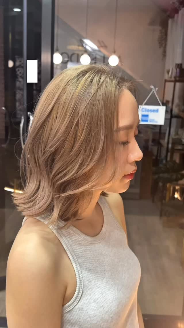 โทน Light Milk Tea Beige ใส ๆ 
ถ่ายรูปก็สวย อินสตาแตกแน่นอน!
เหมาะมากสำหรับโทนสีส่วนตัวแบบ Spring 

นักเรียนมีส่วนลดพิเศษด้วยนะคะ สอบถามได้เลย 

#สีผมน้ำตาลนมอ่อน #โทนSpring #สีผมใส #ร้านทำผมกรุงเทพ #โปรโมชั่นนักเรียน

#LightMilkTeaBeige #PersonalColorSpring #HairTrend #BangkokSalon #StudentDiscount