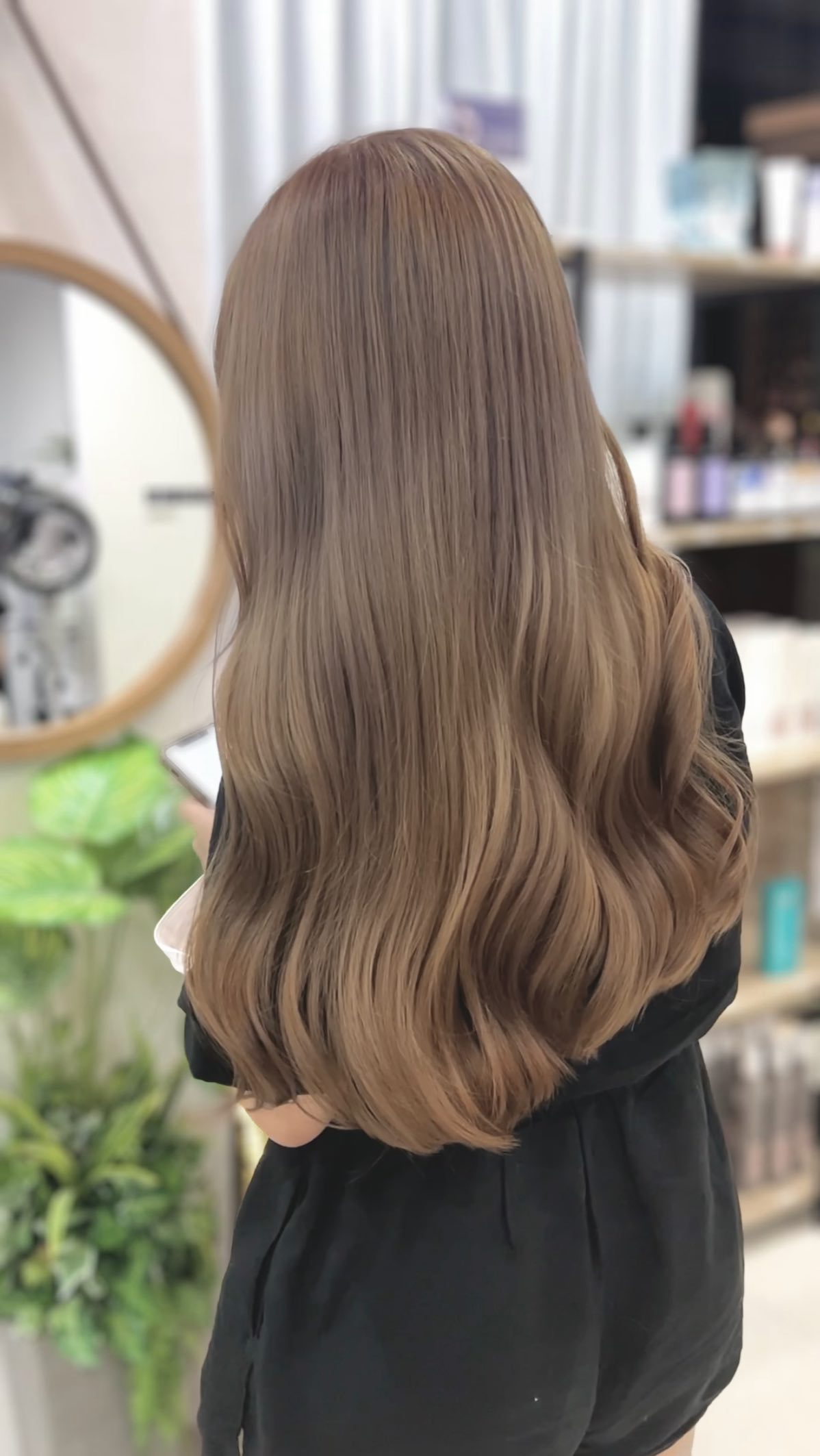 ไม่ฉูดฉาดเกินไป แต่ก็ดูน่าประทับใจ 
โทน Milk Tea Beige สุดหรู จากการทำ Double Color
ให้ลุคผู้ใหญ่ที่ดูนุ่มนวล และเต็มไปด้วยเสน่ห์อย่างมีระดับ 

#สีผมน้ำตาลนมชา #โทนสีผู้ใหญ่ #สีผมแฟชั่น #สีผมใส #ร้านทำผมกรุงเทพ
#MilkTeaBeige #DoubleColor #ElegantHair #BangkokSalon #SoftBrown