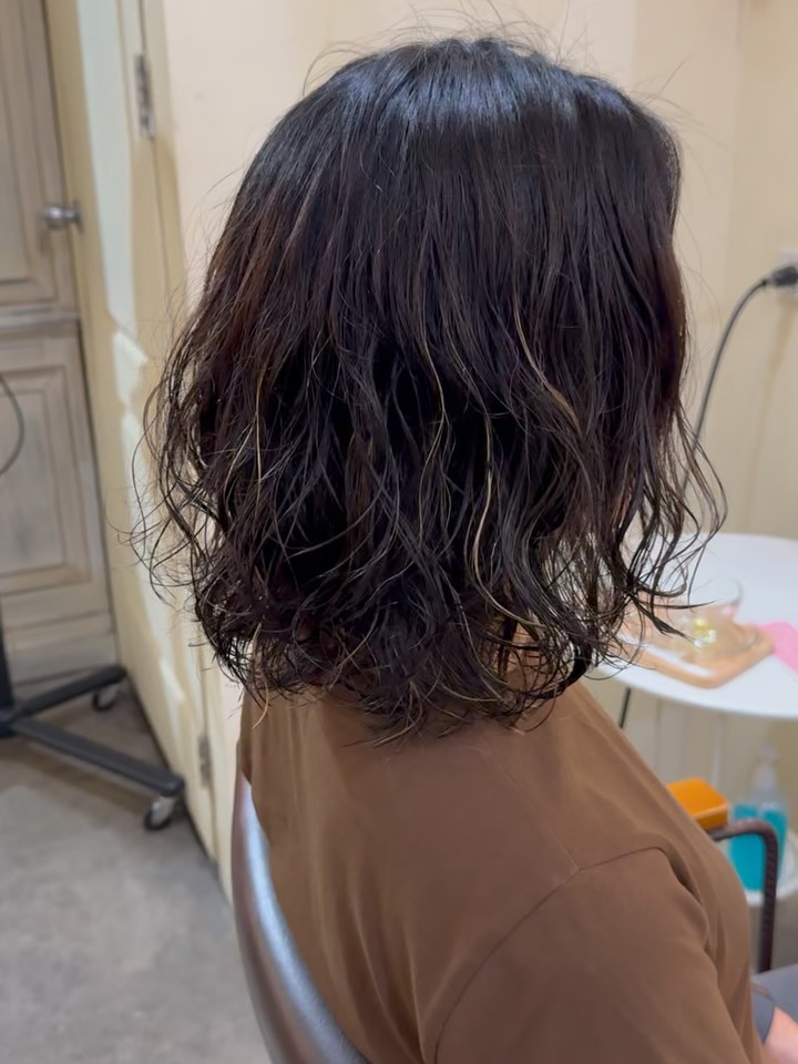 【Digital Perm】
ブリーチのハイライトが入っている髪の毛にデジタルパーマをかけました。
最近はバンコクにも良い前処理剤やパーマ剤が増えているので今まで以上に安心して施術ができるようになっています。  ブリーチ部分もダメージを感じることなくしっかりウェーブを出せました  #バンコク　 #美容院　 #パーマ　 #スクンビット39 #プロンポン　 #bangkok #dear #hair