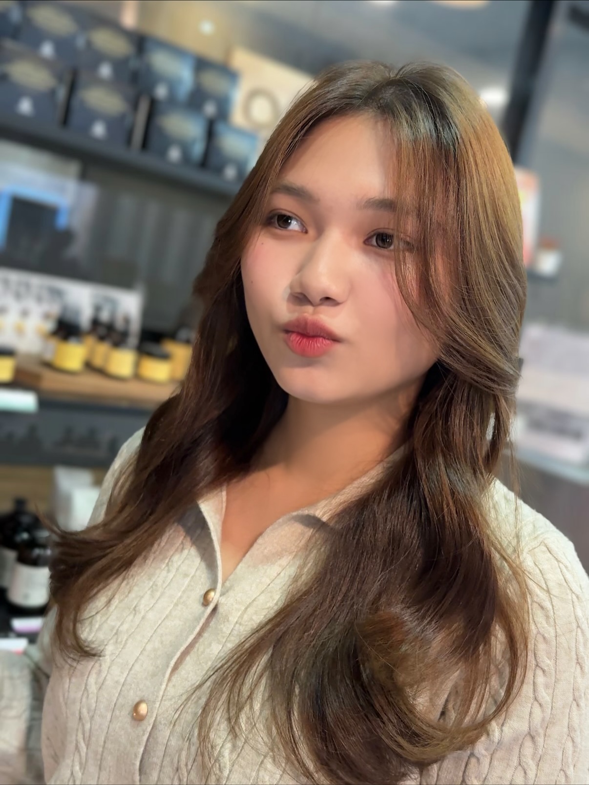 โทน Soft Beige แบบนี้ เหมาะมากสำหรับสาย Spring และ Soft Autumn
เข้ากับโทนผิวของคนไทยส่วนใหญ่ได้ดี ทำให้หน้าดูสว่างนุ่มละมุนทันที ผสมกับเลเยอร์บาง ๆ ก็ช่วยให้ทรงผมดูพริ้ว มีมิติ
ให้ลุคอบอุ่นและเป็นธรรมชาติแบบสุด ๆ 🤎 Akiendo ออกแบบสีและทรงผมให้เหมาะกับ Personal Color ของแต่ละคนเสมอค่ะ Soft beige tones that flatter Spring and Soft Autumn types beautifully This shade blends naturally with the warm undertones common among Thai skin tones,
making the complexion look brighter and softer instantly. Paired with light layers, the hair moves gently with every step—
creating a warm, natural, and effortless look 🤎 At Akiendo, we tailor both color and style
to match your personal color and unique mood. -
Metoropolis suite by Hilton ,soi Phrom si1,Sukhumvit39
จองคิวหรือสอบถามได้ที่เบอร์ tel:020048180
Line@: aki-endo
เวลาทำการ: 10:00AM – 8:00PM (หยุดทุกวันอังคาร Tueday closed) #AKIENDO #bangkokhairsalon #Saloninbangkok #JapaneseHairStyle #PersonalColor #Highlight #Haircut #Balayage #ไฮไลท์ #ตัดผม #สีผม #バンコクヘアサロン #パーソナルカラー #Thebesthairsaloninbangkok
#haircolor #layercut #personalhaircolor #seemlesshighlights #koreahairstyle