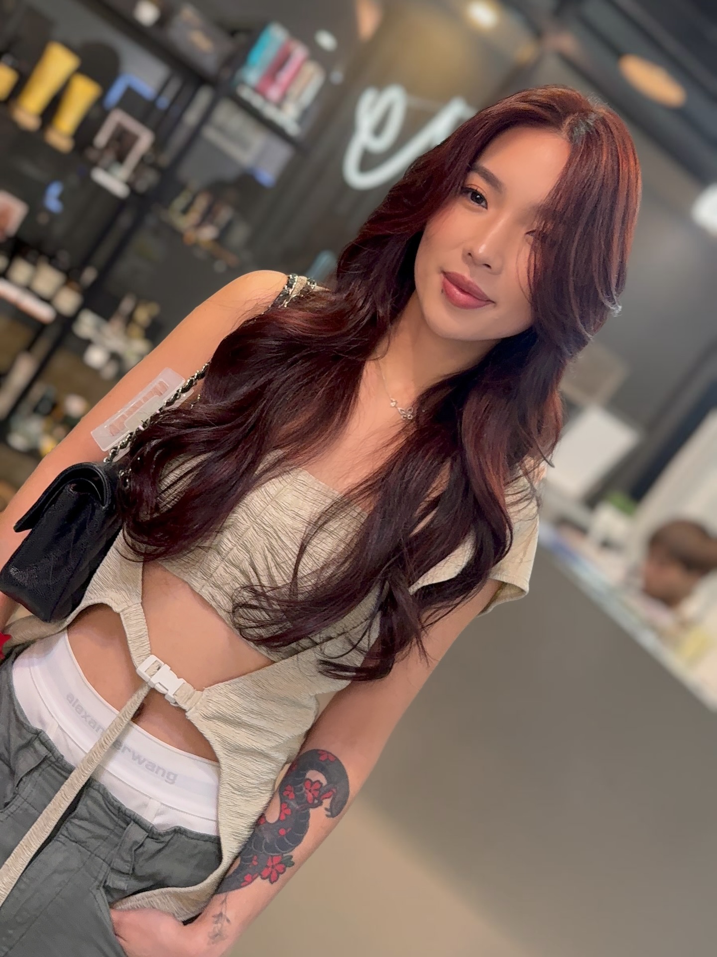 โทน Wine Brown 
มีความแดงนิด ๆ เงาสวย ดูทั้งแฟชั่นและผู้ใหญ่ในเวลาเดียวกัน  เข้ากับได้ทุกโทนผิวเลย — Autumn, Summer หรือ Winter ก็รอด 🤎
เรียบง่ายแต่ดูแพงสุด ๆ  โทน Wine Brown 
มีความแดงนิด ๆ เงาสวย ดูทั้งแฟชั่นและผู้ใหญ่ในเวลาเดียวกัน  เข้ากับได้ทุกโทนผิวเลย — Autumn, Summer หรือ Winter ก็รอด 🤎
เรียบง่ายแต่ดูแพงสุด ๆ  -
Metoropolis suite by Hilton ,soi Phrom si1,Sukhumvit39
จองคิวหรือสอบถามได้ที่เบอร์ tel:020048180
Line@: aki-endo
เวลาทำการ: 10:00AM – 8:00PM (หยุดทุกวันอังคาร Tueday closed)  #AKIENDO #bangkokhairsalon #Saloninbangkok #JapaneseHairStyle #PersonalColor #Highlight #Haircut #Balayage #ไฮไลท์ #ตัดผม #สีผม #バンコクヘアサロン #パーソナルカラー #Thebesthairsaloninbangkok
#haircolor #layercut #personalhaircolor #seemlesshighlights #koreahairstyle