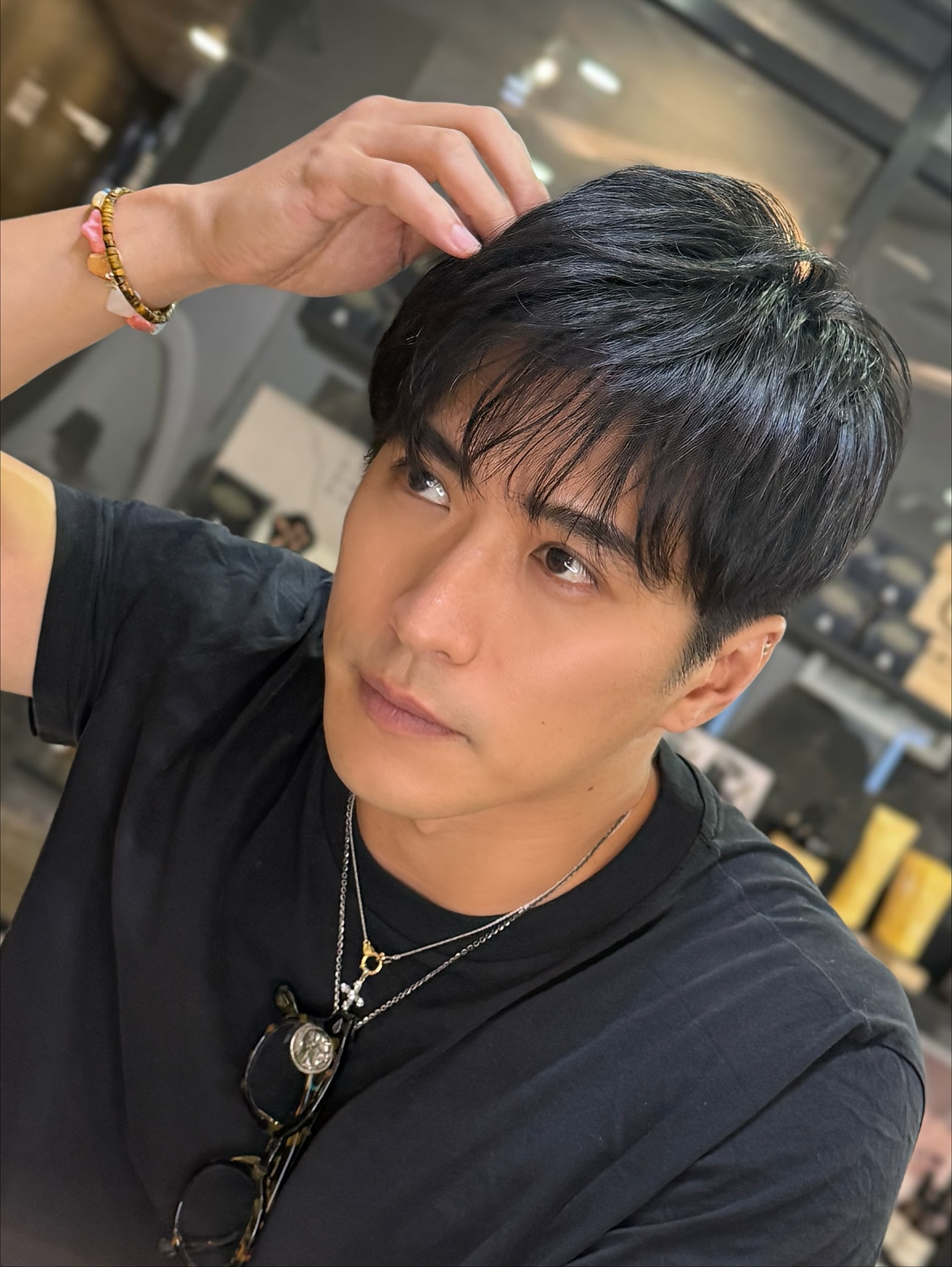 ไม่ต้องพยายามเยอะ… แต่ดูดีมาก
ทรงผมผู้ชายที่เน้นความเรียบง่าย แต่ยังมีสไตล์ในทุกวัน  Effortless, but undeniably sharp.
A men’s style that fits your everyday life—simple, clean, and confident.  Metoropolis suite by Hilton ,soi Phrom si1,Sukhumvit39
จองคิวหรือสอบถามได้ที่เบอร์ tel:020048180
Line@: aki-endo
เวลาทำการ: 10:00AM – 8:00PM (หยุดทุกวันอังคาร Tueday closed)  #AKIENDO #bangkokhairsalon #Saloninbangkok #JapaneseHairStyle #PersonalColor #Highlight #Haircut #Balayage #ไฮไลท์ #ตัดผม #สีผม #バンコクヘアサロン #パーソナルカラー #Thebesthairsaloninbangkok
#haircolor #layercut #personalhaircolor #seemlesshighlights #koreahairstyle