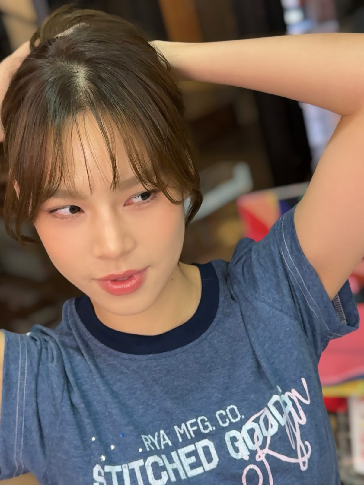 ทรงผม “หน้าเรียวแบบเป็นธรรมชาติ” 
ด้วยปอยหน้าที่โค้งรับกรอบหน้า + แสกหน้ามีช่องไฟ
ช่วยให้ใบหน้าดูเรียวขึ้นแบบไม่ต้องพยายาม  อยากให้กรอบหน้าดูสวยขึ้น
 มัดผมหรือปล่อยก็ยังดูดี
 อยากได้ลุคเป็นธรรมชาติแต่ดูปังขึ้น  ทรงนี้ตอบโจทย์มากค่ะ ‍♀️
ที่ Akiendo เราจะปรับตาม Face Type ของแต่ละคนให้สวยที่สุดค่ะ  A soft, natural face-framing cut for a smaller-looking face 
Light bangs and curved side pieces shape the face beautifully and add effortless dimension.  Want a cleaner, slimmer jawline
 Want a style that works both tied-up and down
 Want a natural but elevated look  This subtle face-framing layer is perfect for you ‍♀️
We customize the balance based on your unique Face Type.  -
Metoropolis suite by Hilton ,soi Phrom si1,Sukhumvit39
จองคิวหรือสอบถามได้ที่เบอร์ tel:020048180
Line@: aki-endo
เวลาทำการ: 10:00AM – 8:00PM (หยุดทุกวันอังคาร Tueday closed)  #AKIENDO #bangkokhairsalon #Saloninbangkok #JapaneseHairStyle #PersonalColor #Highlight #Haircut #Balayage #ไฮไลท์ #ตัดผม #สีผม #バンコクヘアサロン #パーソナルカラー #Thebesthairsaloninbangkok
#haircolor #layercut #personalhaircolor #seemlesshighlights #koreahairstyle