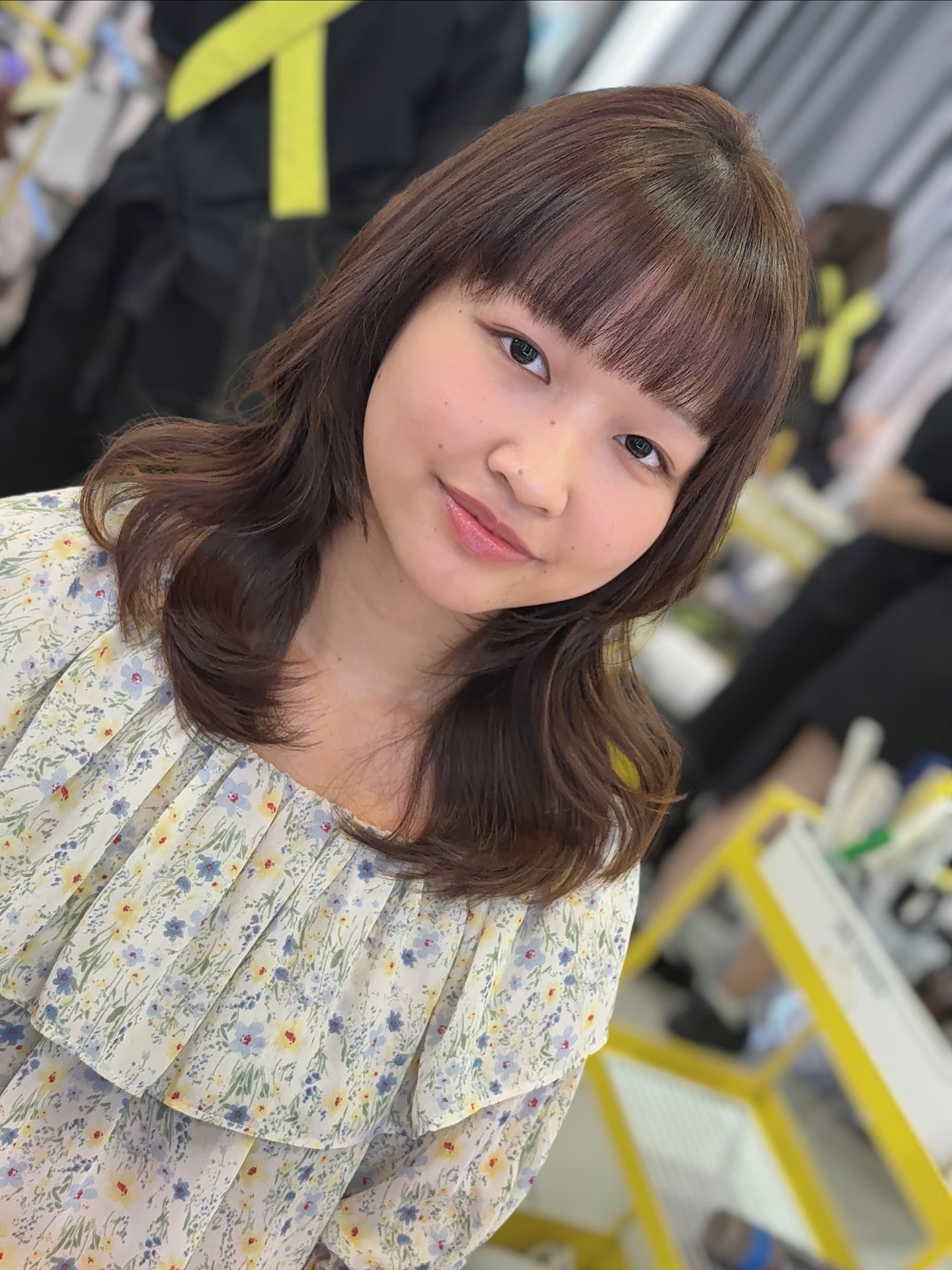 โทนผมน้ำตาลนุ่ม ๆ เหมาะกับคนที่มีโทนผิว Spring และ Soft Autumn ️
ลุคอบอุ่น อ่อนโยน ดูเป็นธรรมชาติแบบไม่พยายาม เราออกแบบทรงผมให้ขับสีผิว ดูสดใส และเสริมเสน่ห์ในแบบของคุณ Perfect for Spring & Soft Autumn tones
Soft brown color with natural curls —
a gentle, feminine style that brightens your aura. At Akiendo, we design hair that brings out your natural charm. -
Metoropolis suite by Hilton ,soi Phrom si1,Sukhumvit39
จองคิวหรือสอบถามได้ที่เบอร์ tel:020048180
Line@: aki-endo
เวลาทำการ: 10:00AM – 8:00PM (หยุดทุกวันอังคาร Tueday closed) #AKIENDO #bangkokhairsalon #Saloninbangkok #JapaneseHairStyle #PersonalColor #Highlight #Haircut #Balayage #ไฮไลท์ #ตัดผม #สีผม #バンコクヘアサロン #パーソナルカラー #Thebesthairsaloninbangkok
#haircolor #layercut #personalhaircolor #seemlesshighlights #koreahairstyle