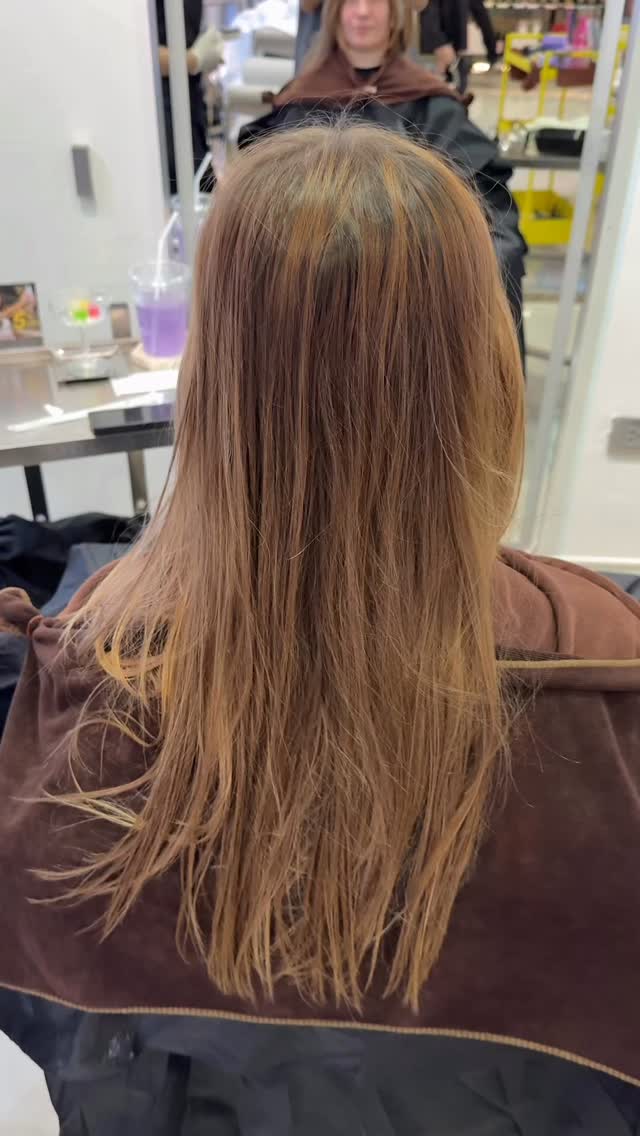 สเปรย์ปกป้องหนังศีรษะ — ตัวช่วยสำคัญก่อนทำสีผม  เคยแสบ คัน หรือระคายเคืองเวลาทำสีไหมคะ?
ที่ Akiendo เราใส่ใจตั้งแต่ขั้นตอนแรก ด้วย สเปรย์ปกป้องหนังศีรษะ
เพื่อให้คุณทำสีได้อย่างสบายใจขึ้น และอ่อนโยนต่อผิวมากขึ้น  ลดการแสบ–คัน
 ช่วยปกป้องหนังศีรษะจากสารเคมี
 ลดการแห้งตึงหลังทำสี
 เหมาะสำหรับคนผิวแพ้ง่ายมาก ๆ  “สีผมที่สวย เริ่มต้นจากหนังศีรษะที่สุขภาพดี”
Akiendo อยากให้คุณสวยอย่างมั่นใจทั้งสีผมและสุขภาพหนังศีรษะค่ะ  Scalp Protection Spray — A Must-Have Before Coloring  Do you ever feel stinging or irritation during hair coloring?
At Akiendo, we start with care by using a Scalp Protection Spray
to keep your scalp comfortable and protected throughout the process  Reduces irritation
 Shields the scalp from chemicals
 Prevents dryness after coloring
 Perfect for sensitive skin  “Beautiful color begins with a healthy scalp.”
Akiendo takes care of both your hair and your scalp so you can enjoy color with confidence.  -
Metoropolis suite by Hilton ,soi Phrom si1,Sukhumvit39
จองคิวหรือสอบถามได้ที่เบอร์ tel:020048180
Line@: aki-endo
เวลาทำการ: 10:00AM – 8:00PM (หยุดทุกวันอังคาร Tueday closed)  #AKIENDO #bangkokhairsalon #Saloninbangkok #JapaneseHairStyle #PersonalColor #Highlight #Haircut #Balayage #ไฮไลท์ #ตัดผม #สีผม #バンコクヘアサロン #パーソナルカラー #Thebesthairsaloninbangkok
#haircolor #layercut #personalhaircolor #seemlesshighlights #koreahairstyle