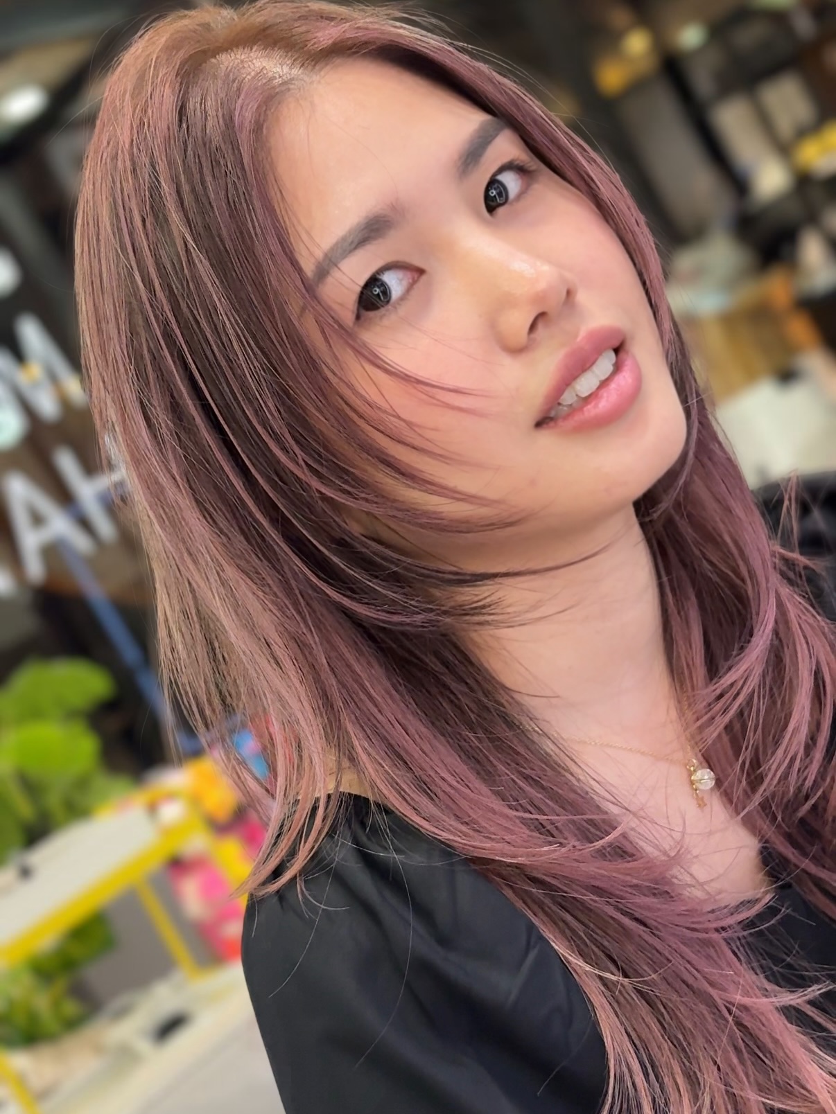 สี Mauve Brown แบบโปร่งแสงเมื่อโดนแสง 
เลเยอร์นุ่ม ๆ ที่ช่วยให้ผมดูเบาและพลิ้วสวยทุกมุม

โทนชมพูหม่นเล็ก ๆ ช่วยเพิ่มความมีเลือดฝาด
เหมาะมากสำหรับ Spring / Summer Tone

 ผมพลิ้วตามการเคลื่อนไหว
 ดูหวานแต่ยังมีความเก๋
 เพิ่มความใสให้ผิวดูสว่างขึ้น

“โทนสีที่ใช่ × ทรงผมที่เข้ากับตัวเอง”
ช่วยขับลุคให้โดดเด่นอย่างเป็นธรรมชาติค่ะ 

 Soft Mauve Brown with airy layered flow 
A translucent brown tone with a hint of mauve that glows beautifully under the light.

The subtle pinkish hue adds natural brightness—
perfect for Spring and Summer personal color tones.

 Airy movement with layered texture
 A blend of sweet and chic mood
 Enhances brightness and softens the overall look

“Your best color × Your ideal shape”
A design that brings out your natural charm effortlessly. 

-
Metoropolis suite by Hilton ,soi Phrom si1,Sukhumvit39
จองคิวหรือสอบถามได้ที่เบอร์ tel:020048180
Line@: aki-endo
เวลาทำการ: 10:00AM – 8:00PM (หยุดทุกวันอังคาร Tueday closed)

#AKIENDO #bangkokhairsalon #Saloninbangkok #JapaneseHairStyle #PersonalColor #Highlight #Haircut #Balayage #ไฮไลท์ #ตัดผม #สีผม #バンコクヘアサロン #パーソナルカラー #Thebesthairsaloninbangkok
#haircolor #layercut #personalhaircolor #seemlesshighlights #koreahairstyle