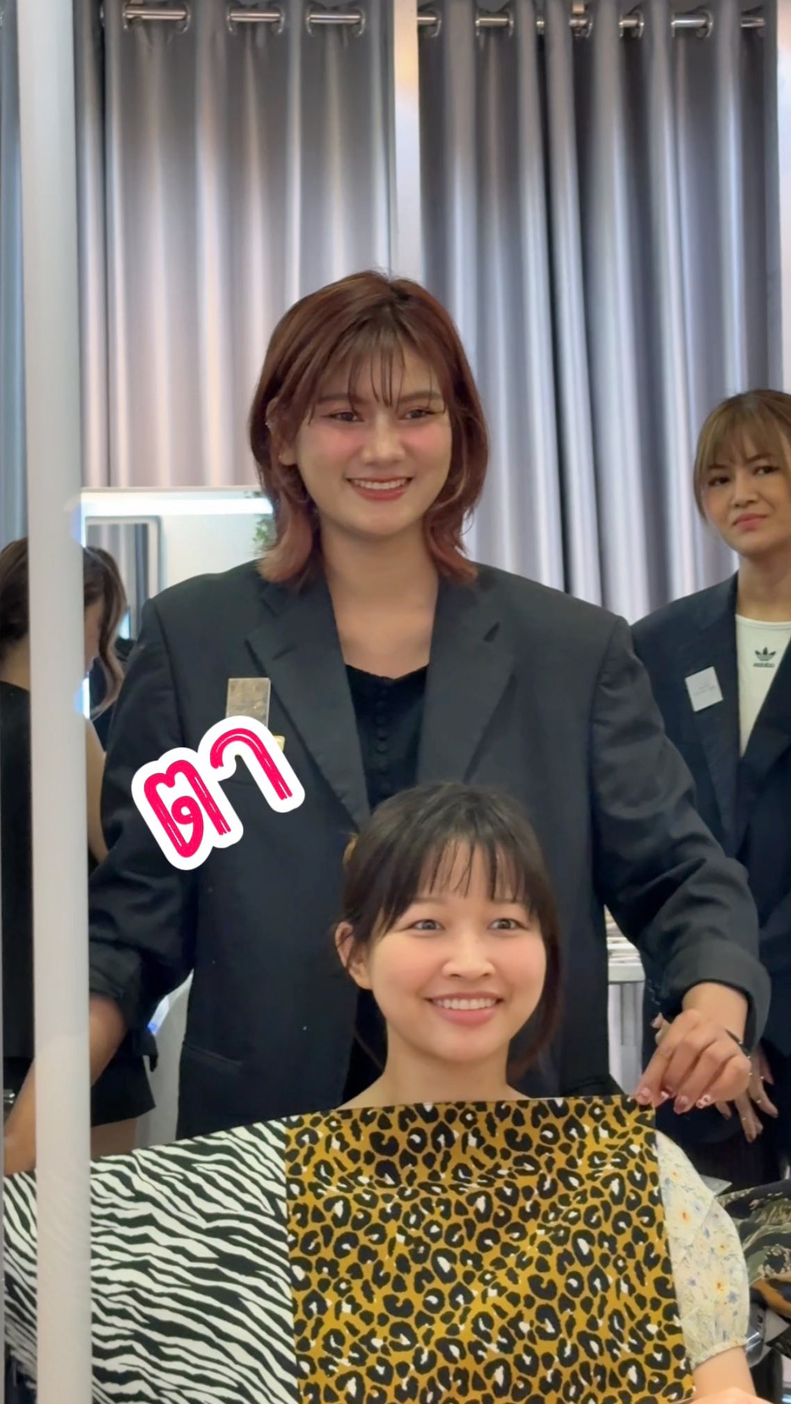 การออกแบบทรงผมที่ “ใช่สำหรับคุณจริง ๆ”
เริ่มจากการเช็ก Personal Style × Personal Color ก่อนค่ะ 

ที่ Akiendo เราจะวิเคราะห์
 โทนสีที่เข้ากับผิว (Personal Color)
 สไตล์–ลวดลาย–บรรยากาศที่เหมาะกับบุคลิก (Personal Style)

เพื่อนำมาปรับให้เข้ากับ ทรงผมและเทรนด์ปัจจุบัน
เพราะแม้จะเป็นเทรนด์เดียวกัน…
แต่เมื่อเข้ากับตัวคุณจริง ๆ จะดูดีขึ้นแบบเห็นได้ชัด 

ให้เราช่วยออกแบบลุคที่ “เหมาะกับคุณที่สุด” นะคะ ‍♀

Creating a trend hairstyle that truly fits you
starts from checking your Personal Style × Personal Color 

At Akiendo, we analyze:
 Colors that brighten your skin tone (Personal Color)
 Patterns, mood, and style that suit your character (Personal Style)

Then we blend these elements into a trend design tailored just for you.
Even the same trend looks completely different when it matches your true balance 

Let us create a look that feels naturally “you.” ‍♀

-
Metoropolis suite by Hilton ,soi Phrom si1,Sukhumvit39
จองคิวหรือสอบถามได้ที่เบอร์ tel:020048180
Line@: aki-endo
เวลาทำการ: 10:00AM – 8:00PM (หยุดทุกวันอังคาร Tueday closed)

#AKIENDO #bangkokhairsalon #Saloninbangkok #JapaneseHairStyle #PersonalColor #Highlight #Haircut #Balayage #ไฮไลท์ #ตัดผม #สีผม #バンコクヘアサロン #パーソナルカラー #Thebesthairsaloninbangkok
#haircolor #layercut #personalhaircolor #seemlesshighlights #koreahairstyle