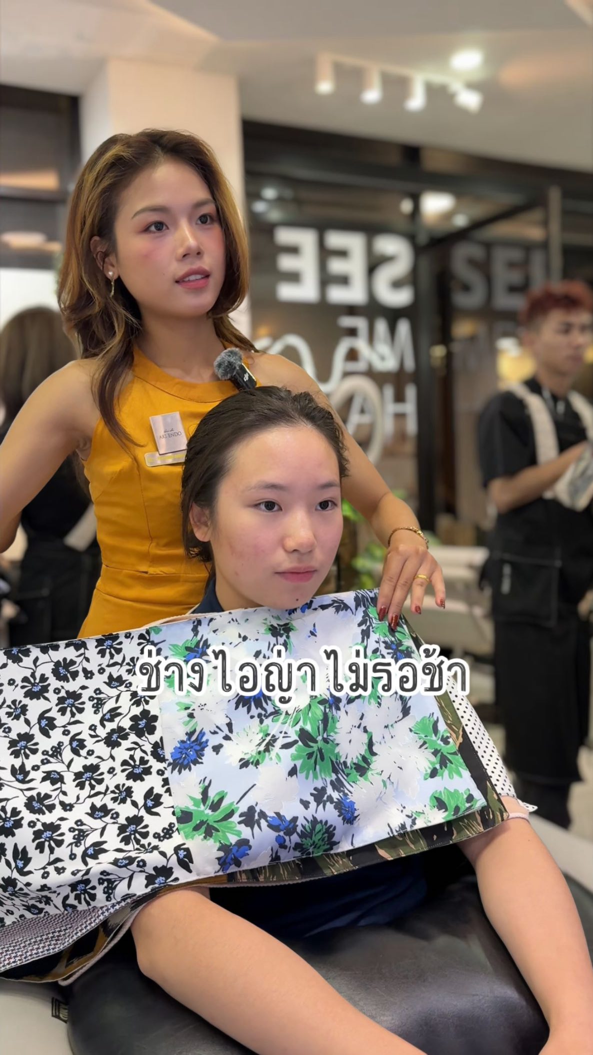 “ตัดผมออกมาดี แต่ทำไมยังรู้สึกว่าไม่ใช่?”
อาจไม่ใช่ฝีมือช่าง… แต่อาจเป็นเพราะ
โทนสีหรือสไตล์ที่ไม่ตรงกับ Personal Color / Face Type ของคุณค่ะ  ที่ Akiendo เราไม่ใช่แค่ตัดผมให้สวย แต่
 วิเคราะห์ Personal Color
 เช็ก Face Type
 เลือกโทน–ทรง–ความยาวที่ “ใช่สำหรับใบหน้าของคุณจริง ๆ”  พอสีที่ใช่ กลับมาคู่กับทรงที่ใช่—ความละมุนและความเป๊ะจะเด้งขึ้นทันที  อยากรู้ว่าลุคไหนคือ “ลุคที่เหมาะกับคุณที่สุด”?
ลองมาวิเคราะห์กับช่างไอยูก่อนได้ค่ะ ‍♀️  -
Metoropolis suite by Hilton ,soi Phrom si1,Sukhumvit39
จองคิวหรือสอบถามได้ที่เบอร์ tel:020048180
Line@: aki-endo
เวลาทำการ: 10:00AM – 8:00PM (หยุดทุกวันอังคาร Tueday closed)  #AKIENDO #bangkokhairsalon #Saloninbangkok #JapaneseHairStyle #PersonalColor #Highlight #Haircut #Balayage #ไฮไลท์ #ตัดผม #สีผม #バンコクヘアサロン #パーソナルカラー #Thebesthairsaloninbangkok
#haircolor #layercut #personalhaircolor #seemlesshighlights #koreahairstyle