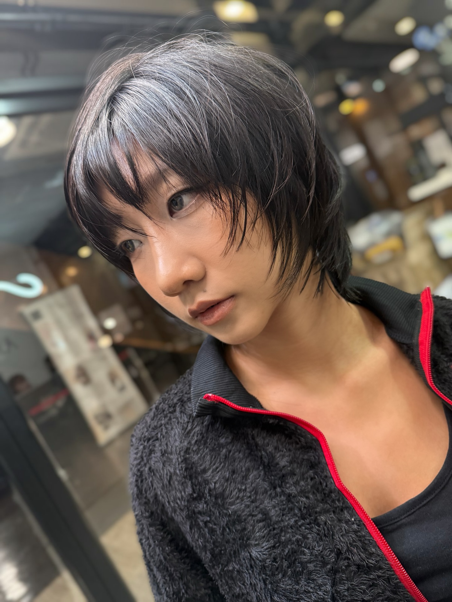 ทรง Layer Short ที่ดูเบาและเท่ในเวลาเดียวกัน 
ขยับนิดเดียว ผมก็มีมิติ ดูเป็นธรรมชาติแต่ยังดูแฟชั่น ‍♀️  ลุคนี้เหมาะสำหรับคนที่อยากดูเท่แต่ไม่แข็งเกินไป
เรียบง่ายแต่ดูดีทุกมุม  Effortless yet edgy — layered short hair that moves with you. ️
Soft texture, natural flow, and just the right amount of cool.  Perfect for those who love minimal style with personality.  -
Metoropolis suite by Hilton ,soi Phrom si1,Sukhumvit39
จองคิวหรือสอบถามได้ที่เบอร์ tel:020048180
Line@: aki-endo
เวลาทำการ: 10:00AM – 8:00PM (หยุดทุกวันอังคาร Tueday closed)  #AKIENDO #bangkokhairsalon #Saloninbangkok #JapaneseHairStyle #PersonalColor #Highlight #Haircut #Balayage #ไฮไลท์ #ตัดผม #สีผม #バンコクヘアサロン #パーソナルカラー #Thebesthairsaloninbangkok
#haircolor #layercut #personalhaircolor #seemlesshighlights #koreahairstyle