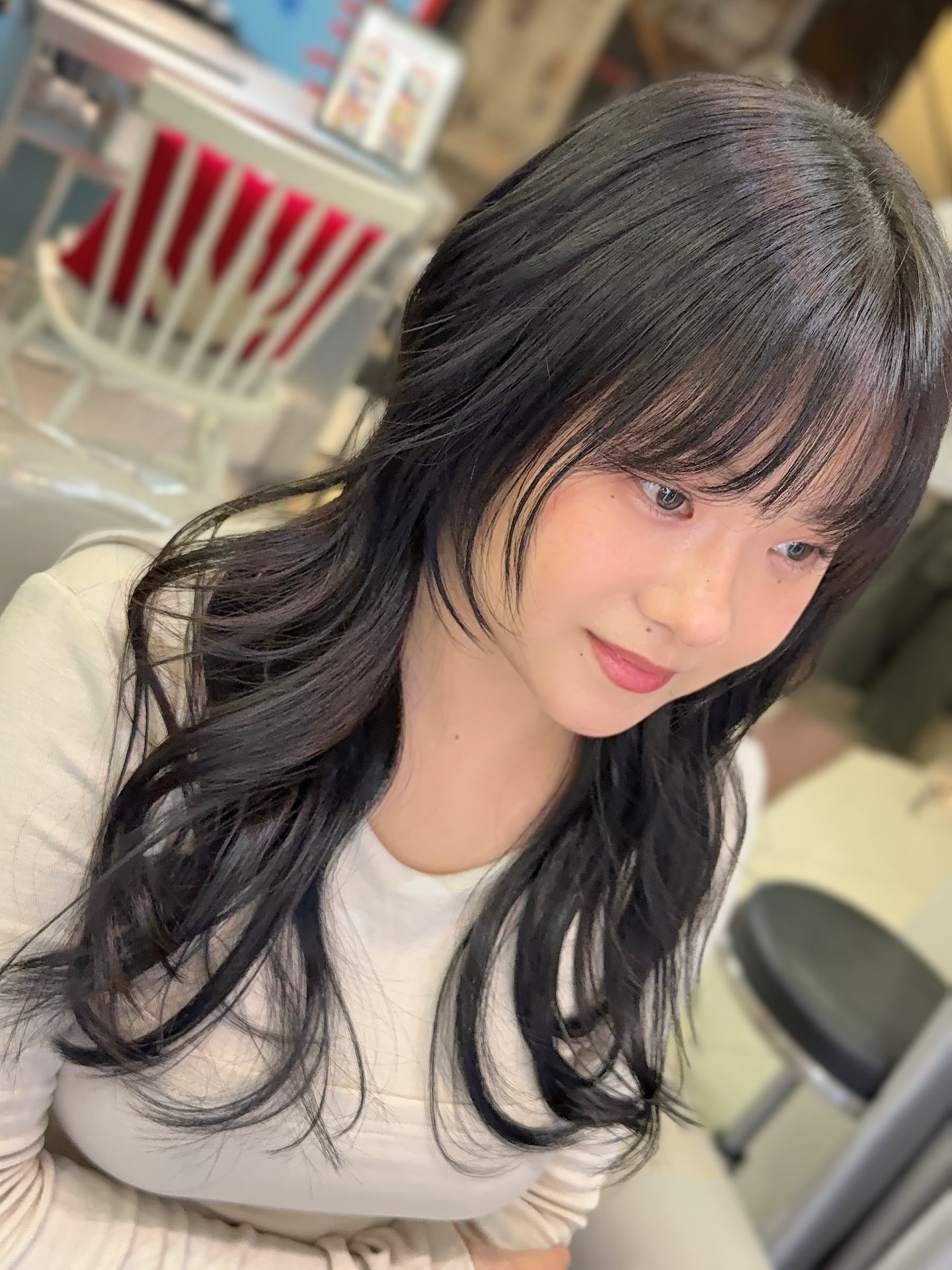 ทำผมทรงฮิตมาแล้ว… แต่ทำไมยังรู้สึกว่า “ไม่ค่อยใช่เรา”?
จริงๆ แล้วสาเหตุส่วนใหญ่คือ ไม่บาลานซ์กับ Face Type ของเรา นั่นเองค่ะ ที่ Akiendo เราออกแบบทรงผมโดยดูจาก
Face Type / โครงหน้า
ระดับเลเยอร์ที่เหมาะกับรูปหน้า
ความกว้าง–ความยาวของหน้าม้าที่ช่วยปรับสมดุล เมื่อ “ทรงผมที่ใช่” เจอกับ “ความเหมาะสมของแต่ละคน”
ลุคจะลงตัวแบบที่รู้สึกได้เลยทันที อยากรู้ทรงผมที่เหมาะกับตัวเองจริงๆ ไหมคะ? Tried a trendy hairstyle but still feel like “something’s off”?
In most cases, it’s simply because the style doesn’t match your face type and balance. At Akiendo, we design your look based on:
Face Type Analysis
Layer placement that suits your bone structure
Fringe width & length that enhances facial balance When “trend” meets “what truly suits you,”
everything falls into place — effortlessly and beautifully. Ready to discover the hairstyle that really fits you? -
Metoropolis suite by Hilton ,soi Phrom si1,Sukhumvit39
จองคิวหรือสอบถามได้ที่เบอร์ tel:020048180
Line@: aki-endo
เวลาทำการ: 10:00AM – 8:00PM (หยุดทุกวันอังคาร Tueday closed) #AKIENDO #bangkokhairsalon #Saloninbangkok #JapaneseHairStyle #PersonalColor #Highlight #Haircut #Balayage #ไฮไลท์ #ตัดผม #สีผม #バンコクヘアサロン #パーソナルカラー #Thebesthairsaloninbangkok
#haircolor #layercut #personalhaircolor #seemlesshighlights #koreahairstyle