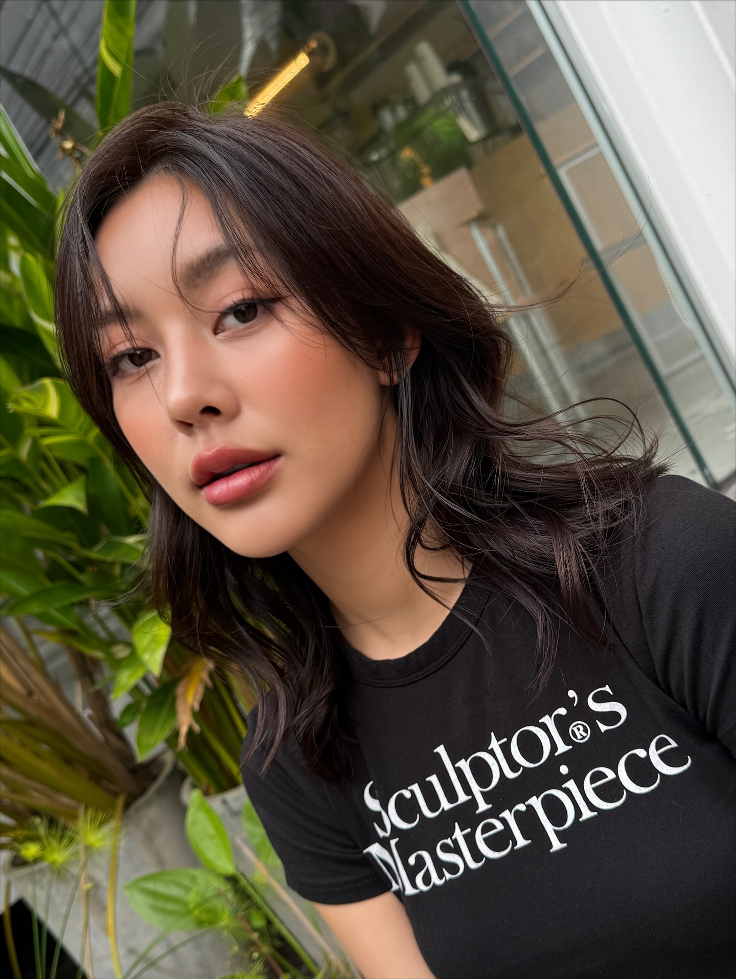 แสงโดนเมื่อไหร่ก็เห็นเป็น “บราวน์นุ่มๆ”
แต่ในที่ร่มจะดูชิค เข้ม และมีมิติ — Dark Brown Tone โทนนี้เหมาะมากสำหรับสาย Autumn และ Winter
ช่วยขับผิวให้ดูคมขึ้น หน้าไบรท์ขึ้น และไม่ทำให้ลุคดูหนักเกินไป สำหรับใครที่อยากได้ลุค “ดำแต่ไม่ดำ”
ดูเป็นธรรมชาติแต่ยังคงความคม นี่คือสีที่ใช่ค่ะ A soft brown glow under the light,
but chic, deep, and elegant indoors — Dark Brown Tone. Perfect for Autumn and Winter personal color types.
It brightens the complexion, sharpens the features,
and keeps the look polished without being heavy. If you want that “black-but-not-black” shade
that feels natural, refined, and modern — this is it Metoropolis suite by Hilton ,soi Phrom si1,Sukhumvit39
จองคิวหรือสอบถามได้ที่เบอร์ tel:020048180
Line@: aki-endo
เวลาทำการ: 10:00AM – 8:00PM (หยุดทุกวันอังคาร Tueday closed) #AKIENDO #bangkokhairsalon #Saloninbangkok #JapaneseHairStyle #PersonalColor #Highlight #Haircut #Balayage #ไฮไลท์ #ตัดผม #สีผม #バンコクヘアサロン #パーソナルカラー #Thebesthairsaloninbangkok
#haircolor #layercut #personalhaircolor #seemlesshighlights #koreahairstyle