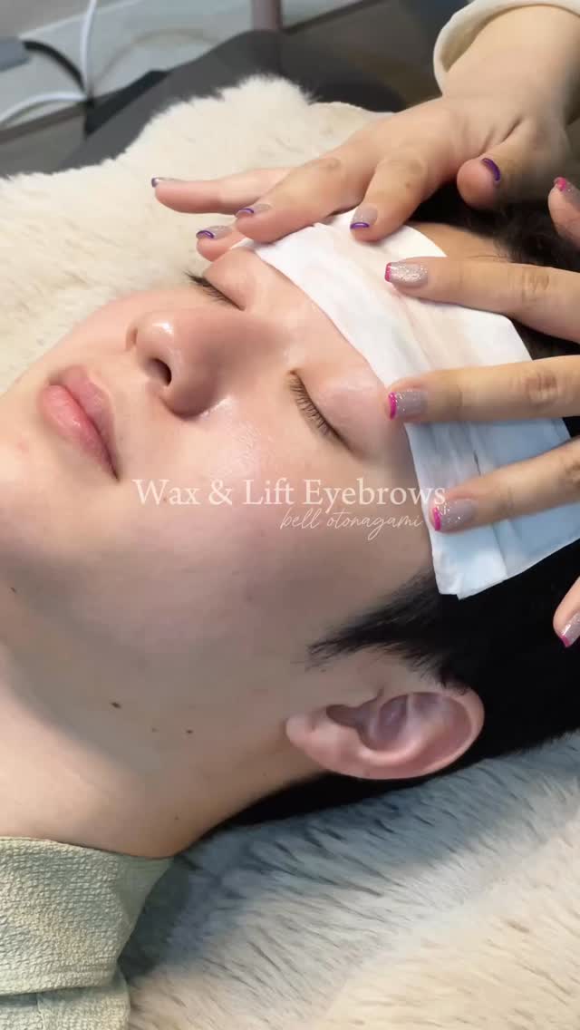 眉を少し変えるだけで、顔全体の印象は大きく変わります
ナチュラルに仕上げながらも、しっかり垢抜け。
お客様それぞれの骨格・好みに合わせたデザインをご提案しています  เพียงแค่ปรับทรงคิ้วนิดเดียว ก็ทำให้ภาพลักษณ์ดูดีขึ้นได้ทันที
ออกแบบให้ดูเป็นธรรมชาติ แต่ช่วยให้ดูหล่อ เท่ และดูมีเสน่ห์มากขึ้น
ดีไซน์ตามโครงหน้าและสไตล์ของแต่ละคนครับ  stylist. @hina_bell_otonagami 
FB. BELL Otonagami salon
Tel.020003001
LINE.@skk6845h
Business hours:9AM ~ 9PM
Please feel free to contact us/お気軽にお問合せください  #メンズアイブロウ #眉毛デザイン #垢抜け #ナチュラル眉 #バンコク美容  #คิ้วผู้ชาย #ออกแบบคิ้ว #ผู้ชายหล่อขึ้น #คิ้วธรรมชาติ #BangkokBeauty