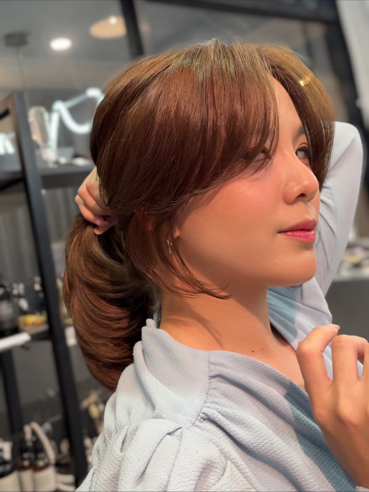 ️ ทรงผมที่ช่วยให้กรอบหน้าและ Jawline ดูสวยขึ้น
ใช้การวิเคราะห์ Face Type เพื่อปรับสมดุลโครงหน้า
ให้ดูดีทุกมุม ทั้งด้านหน้า ด้านข้าง และตอนรวบผม  หน้าดูเรียวขึ้น
 คอดูยาวขึ้น
 ปอยผมด้านหน้าช่วยเฟรมหน้าให้บาลานซ์อย่างเป็นธรรมชาติ  “ลุคที่ใช่” เริ่มจากไลน์ของทรงผมค่ะ
ให้เราช่วยออกแบบทรงที่เหมาะกับใบหน้าของคุณนะคะ‍♀️  ️ มีเซ็ตเมนู ‘ตัดผม + Face Type Diagnosis’ ให้เลือกด้วยค่ะ  ️ A haircut designed to beautifully define your jawline 
With Face Type analysis, we adjust structure, balance, and dimension
so you look great from every angle—even with your hair tied up.  Slimmer face effect
 Longer-looking neck
 Face-framing layers for perfect balance  The right “fit” starts with the right lines.
Let us design a silhouette that truly suits you.  ️ Cut + Face Type Diagnosis Set Menu is also available.  -
Metoropolis suite by Hilton ,soi Phrom si1,Sukhumvit39
จองคิวหรือสอบถามได้ที่เบอร์ tel:020048180
Line@: aki-endo
เวลาทำการ: 10:00AM – 8:00PM (หยุดทุกวันอังคาร Tueday closed)  #AKIENDO #bangkokhairsalon #Saloninbangkok #JapaneseHairStyle #PersonalColor #Highlight #Haircut #Balayage #ไฮไลท์ #ตัดผม #สีผม #バンコクヘアサロン #パーソナルカラー #Thebesthairsaloninbangkok
#haircolor #layercut #personalhaircolor #seemlesshighlights #koreahairstyle