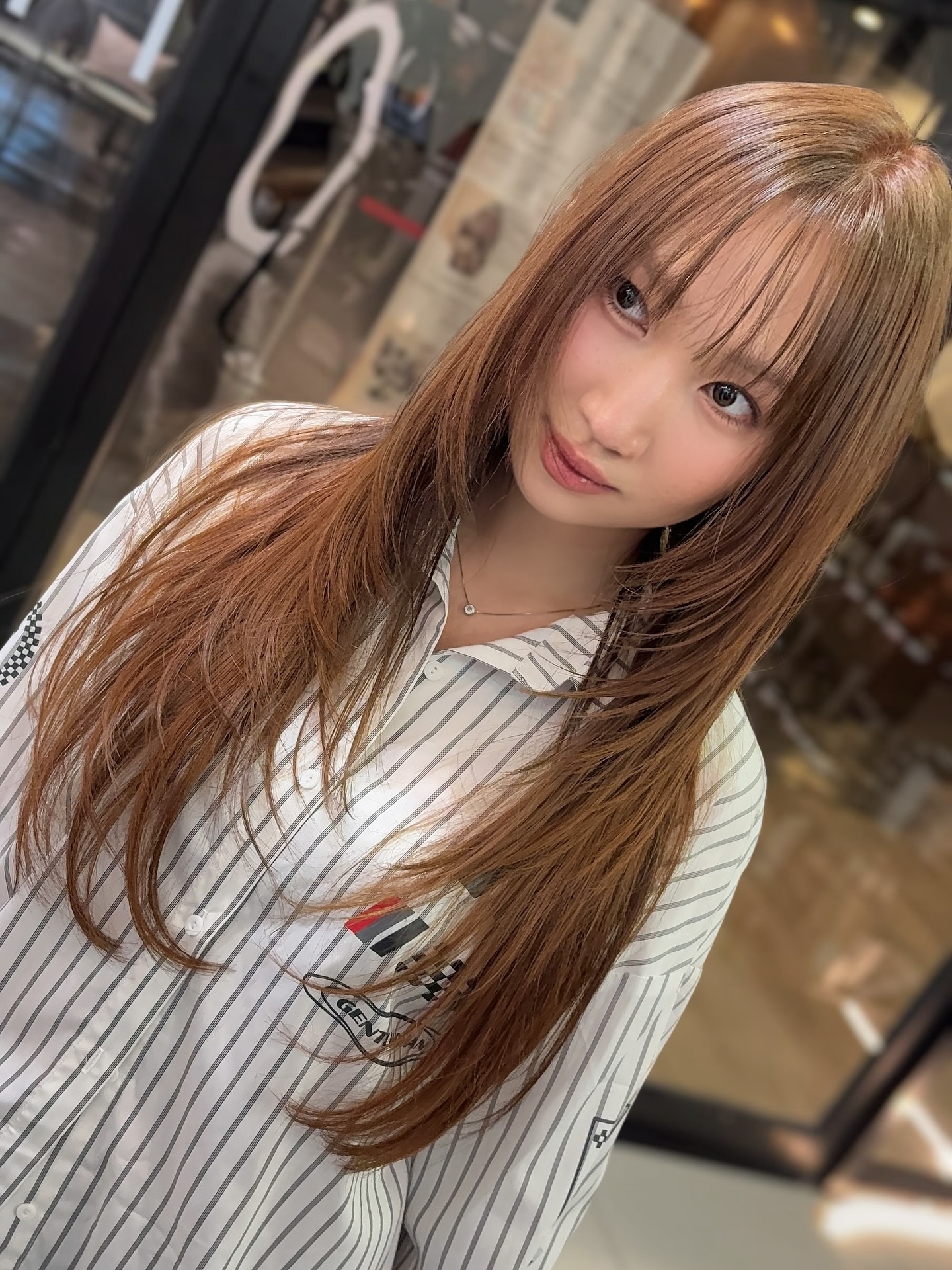 ️ สีคาราเมลเบจ (Caramel Beige) ที่ให้ความรู้สึกอบอุ่นและนุ่มนวล
เหมาะมากกับคนโทนสีผิวแบบ Spring Type  ️ เลเยอร์รอบกรอบหน้าช่วยเพิ่มความละมุน
️ ผมดูเงา สุขภาพดี ผิวดูสว่างขึ้นทันที
️ เข้ากับเสื้อผ้าโทนส้ม เบจ พีช ได้ลงตัว  ลุคเรียบง่ายแต่ดูสดใส เหมือนแสงแดดยามเช้าในฤดูใบไม้ผลิ  -
Metoropolis suite by Hilton ,soi Phrom si1,Sukhumvit39
จองคิวหรือสอบถามได้ที่เบอร์ tel:020048180
Line@: aki-endo
เวลาทำการ: 10:00AM – 8:00PM (หยุดทุกวันอังคาร Tueday closed)  #AKIENDO #bangkokhairsalon #Saloninbangkok #JapaneseHairStyle #PersonalColor #Highlight #Haircut #Balayage #ไฮไลท์ #ตัดผม #สีผม #バンコクヘアサロン #パーソナルカラー #Thebesthairsaloninbangkok
#haircolor #layercut #personalhaircolor #seemlesshighlights #koreahairstyle