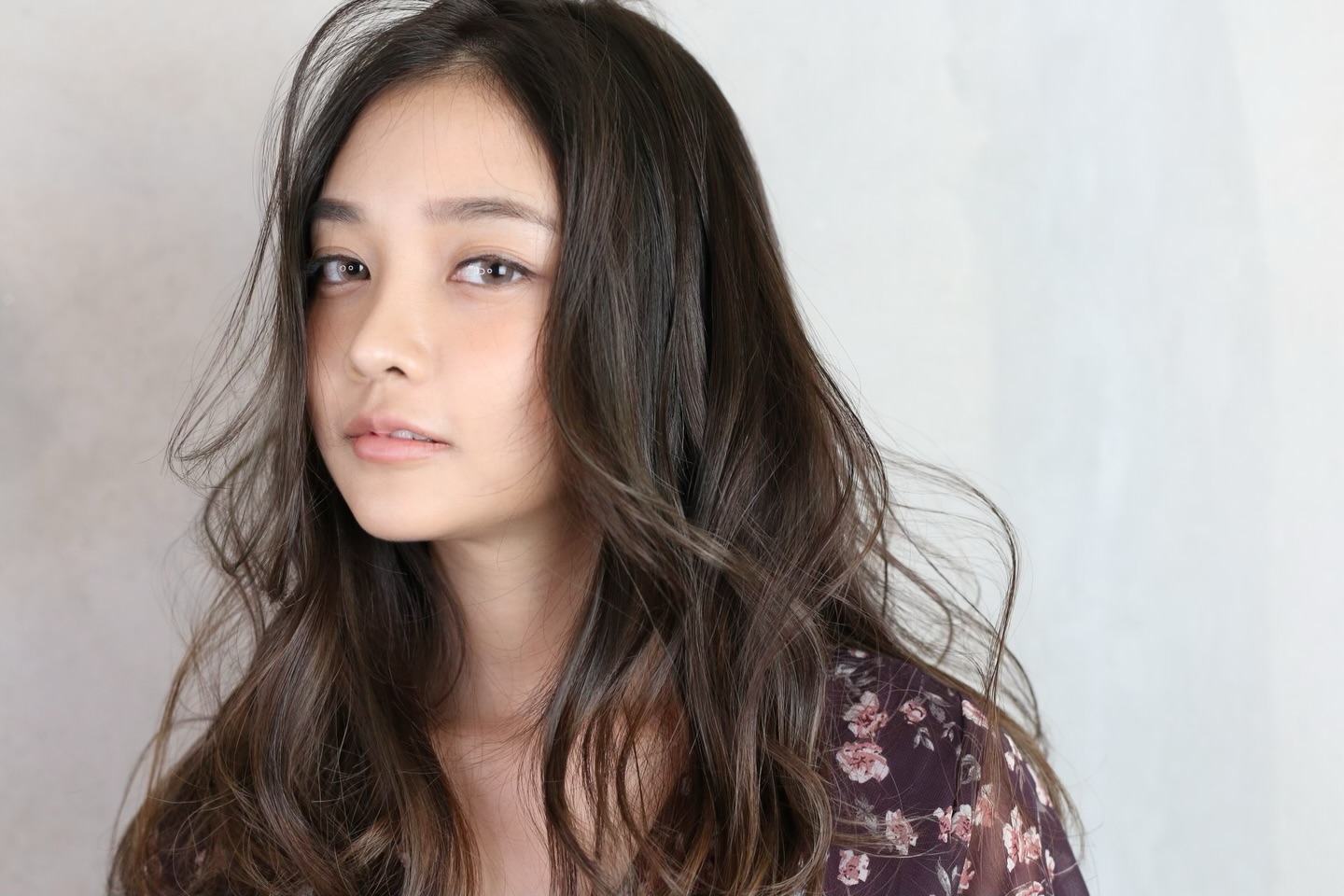 全体に細かくハイライトを入れて上からスモーキーアッシュで柔らかいくすみ感をだします。 アイロンで巻いた後にハードスプレーをふって浮遊感を出しています We added fine highlights throughout the hair and applied a smoky ash color from the top to create a soft, muted look. After curling with an iron, we used a strong-hold spray to give the hair a light, airy movement. ทำไฮไลต์เส้นเล็ก ๆ ทั่วทั้งศีรษะ และลงสีสโมคกี้แอชจากด้านบนเพื่อให้ได้โทนหม่นนุ่มละมุน หลังจากม้วนผมด้วยแกนร้อนแล้วใช้สเปรย์แบบจับตัวแข็งเพื่อให้ผมมีความล่องลอยและเคลื่อนไหวอย่างเป็นธรรมชาติ