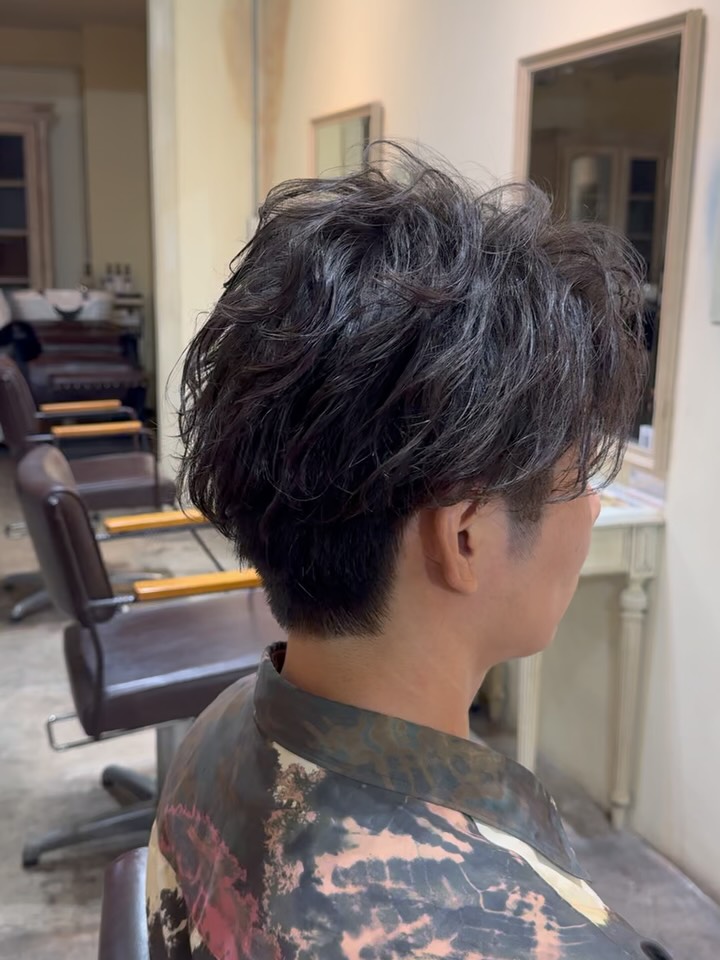 SカールとCカールのパーマをミックスしてカッコよくしました! 直毛だったり加齢と共に髪の毛のボリュームがなくなってきた方はパーマどうでしょうか? S-curl และ C-curl ถูกนำมามิกซ์กันเพื่อให้ทรงผมดูเท่และมีมิติ
สำหรับคนผมตรง หรือผู้ที่อายุมากขึ้นแล้วรู้สึกว่าผมลีบ แบน ไม่มีวอลลุ่ม
การดัดผมช่วยเพิ่มวอลลุ่มและทำให้เซ็ตผมง่ายขึ้นมาก แนะนำเลยครับ By mixing S-curls and C-curls, we created a stylish look with natural movement
For those with straight hair, or if your hair has lost volume as you get older,
a perm is a great choice to add volume and make styling much easier.