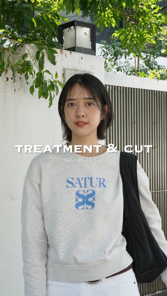 Style : Cut x Treatment ♀️ เปลี่ยนทรงผมให้กลับมาดูเป็นธรรมชาติ ดูแลง่าย และทำให้ดูเด็กลงได้ ด้วยการตัดผมสั้น ที่ให้เข้ากับรูปหน้า และเหมาะสำหรับคนที่ ไม่มีเวลาเซ็ตผม
มาเอาใจสาวๆที่รักสุขภาพด้วยการทำทรีทเมนท์ผมให้ดูสุขภาพดี ทางร้านขอแนะนำ Repair Treatment และยังทำให้เส้นผมดูสุขภาพดี ดูไม่แห้งเสีย และยังดูแลง่ายขึ้นอีกด้วย แม้จะเป็นผมต่อก็ตาม
ไม่ว่าจะเซ็ททรงผมให้ดูชิลๆ หรือให้ดูสวยหวาน หรือดูยุ่งๆเป็นธรรมชาติ เพียงแค่เป่าไดร์ตามปกติก็สามารถทำให้เส้นผมแลดูมีน้ำหนักมากขึ้น ถือเป็นหนึ่งทางเลือกให้สาวๆได้ลองเปลี่ยนลุคกันค่ะ Stylist : GAME @gamenoolek89 FB : BELL Otonagami salon Tel : 020003001
LINE : @skk6845h
Business hours : 9AM〜9PM Please feel free to contact us/お気軽にお問合せください️ #periash #bleach #ashlavender #hairstyle #lavender #ashhair #Bellotonagamisalon #ร้านทำผมญี่ปุ่น #バンコク美容室 #バンコク駐在 #バンコク在住
