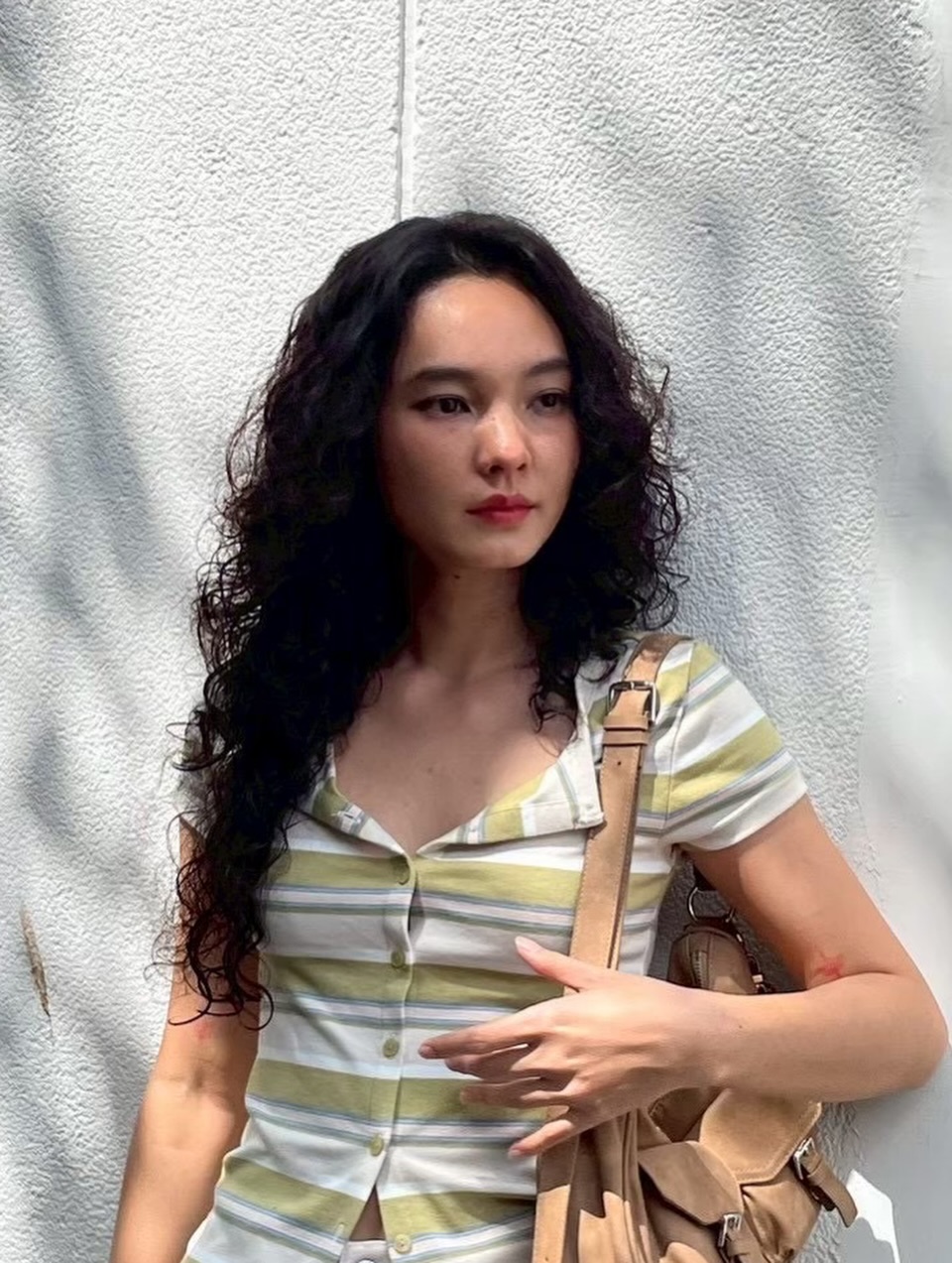 “ดัดผมลอนสวยเท่าไหร่ก็ยังไม่พอ ถ้าลอนนั้นไม่เหมาะกับคุณ ร้านของเราจึงใส่ใจรายละเอียดทุกขั้นตอน ตั้งแต่การวิเคราะห์เส้นผม โครงหน้า ไปจนถึงการเลือกลอนที่ช่วยเสริมบุคลิก ลอนที่ได้จึงทั้งสวยและเท่แบบมีเอกลักษณ์ ทำให้คุณรู้สึกว่า ‘นี่แหละ…ลุคที่ใช่’ ทุกครั้งที่มองกระจก”🪞🏻‍🦱  Stylist :   AIRY @airy_bellotonagami  FB :  BELL Otonagami  salon  Tel :      020003001
LINE :   @skk6845h
Business hours :   9AM〜9PM  Please feel free to contact us/お気軽にお問合せください️  #Bellotonagami #Bellotonagamisalon #AirTouchHighlight #BeigeHair #ไฮไลท์แอร์ทัช #ทำสีผม #ผมมีมิติ #สีผมขับผิว #HairColor #ร้านทำผม #ทำผมผู้หญิง #ดัดผมสวย #ดัดลอนธรรมชาติ #salonthailand #hairthailand #salonstyle #haircurl #curlyhairstyle #hairstylistthailand #ผมลอนสไตล์ร้าน