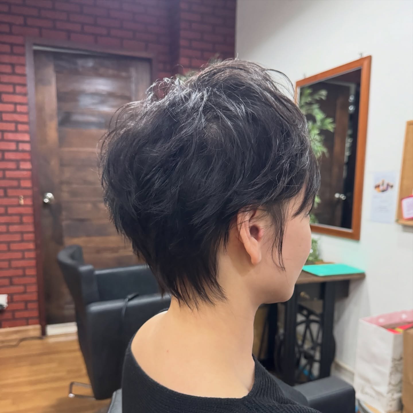 ☆ショートヘアスタイル☆ レイヤースタイルのショートカット。毛先にスライドをいれて動きと軽さを。
パーマをかけても️ですが、今回はパーマ無しでスタイリングの際にヘアワックスでクシャッと握り込んでパーマ風に仕上げました。 めっちゃ短くしたい!!という方にオススメのヘアスタイル。ちなみにハイトーンとのカラーも相性が良いです。