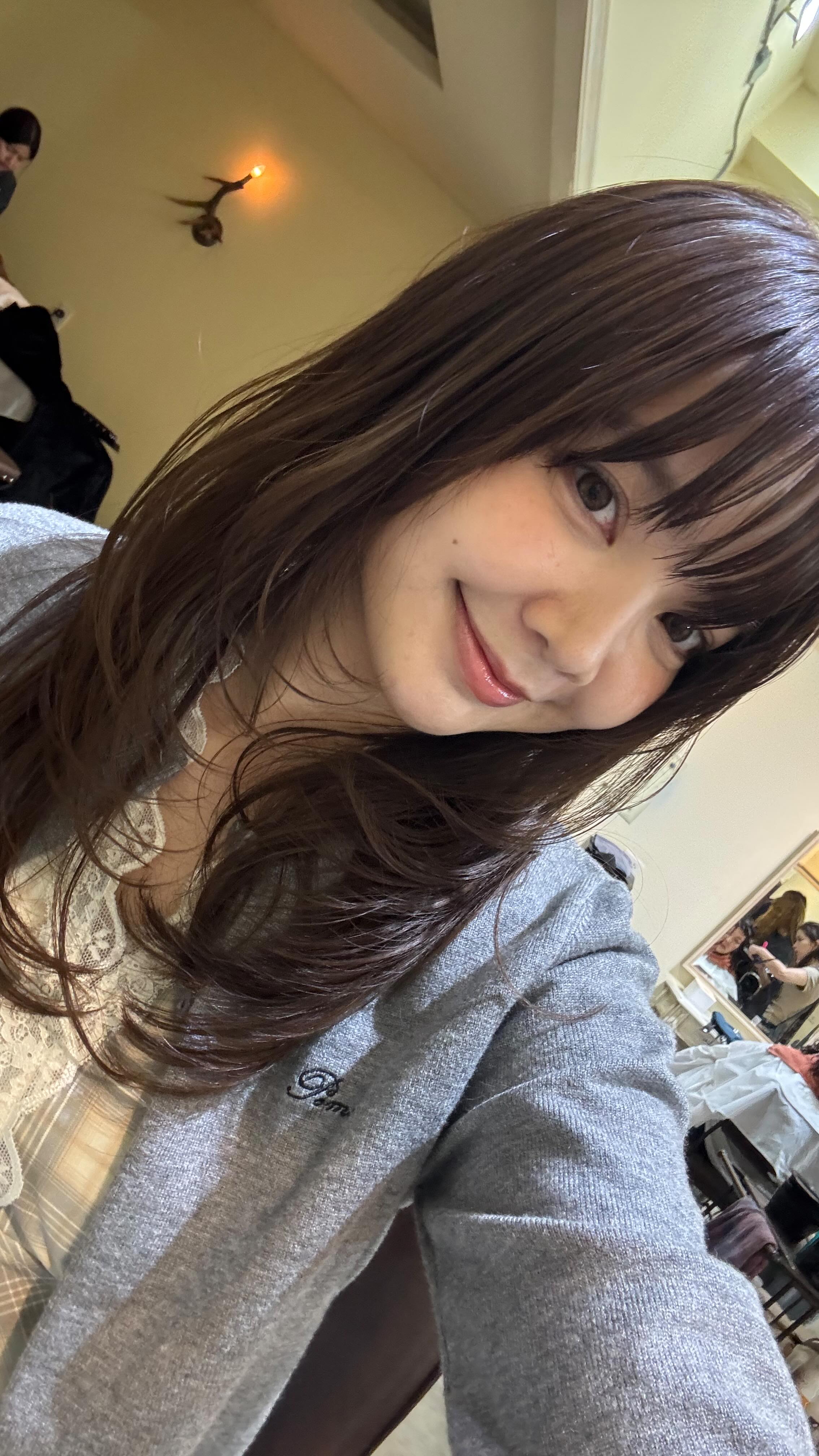 ブルーパール系のカラーで落ち着いた透明感のある淡い色味になります。
赤みが出やすい方や透明感のカラーが欲しい方に最適なカラーです  โทนสีบลูเพิร์ล ให้สีที่ดูนุ่ม สุภาพ และมีความโปร่งใสอย่างเป็นธรรมชาติ
เหมาะสำหรับคนที่ผมติดแดงง่าย หรือผู้ที่ต้องการสีผมที่ดูใสและมีมิติ  A blue-pearl based color that creates a soft, calm tone with beautiful transparency.
Perfect for those whose hair tends to show red tones, or for anyone wanting a clear, translucent color