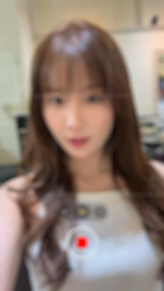 ロングでワンレングスの髪の毛にレイヤーを入れて動きをつけました！
可愛いですよね
カラーは新色のCocoaカラーです。