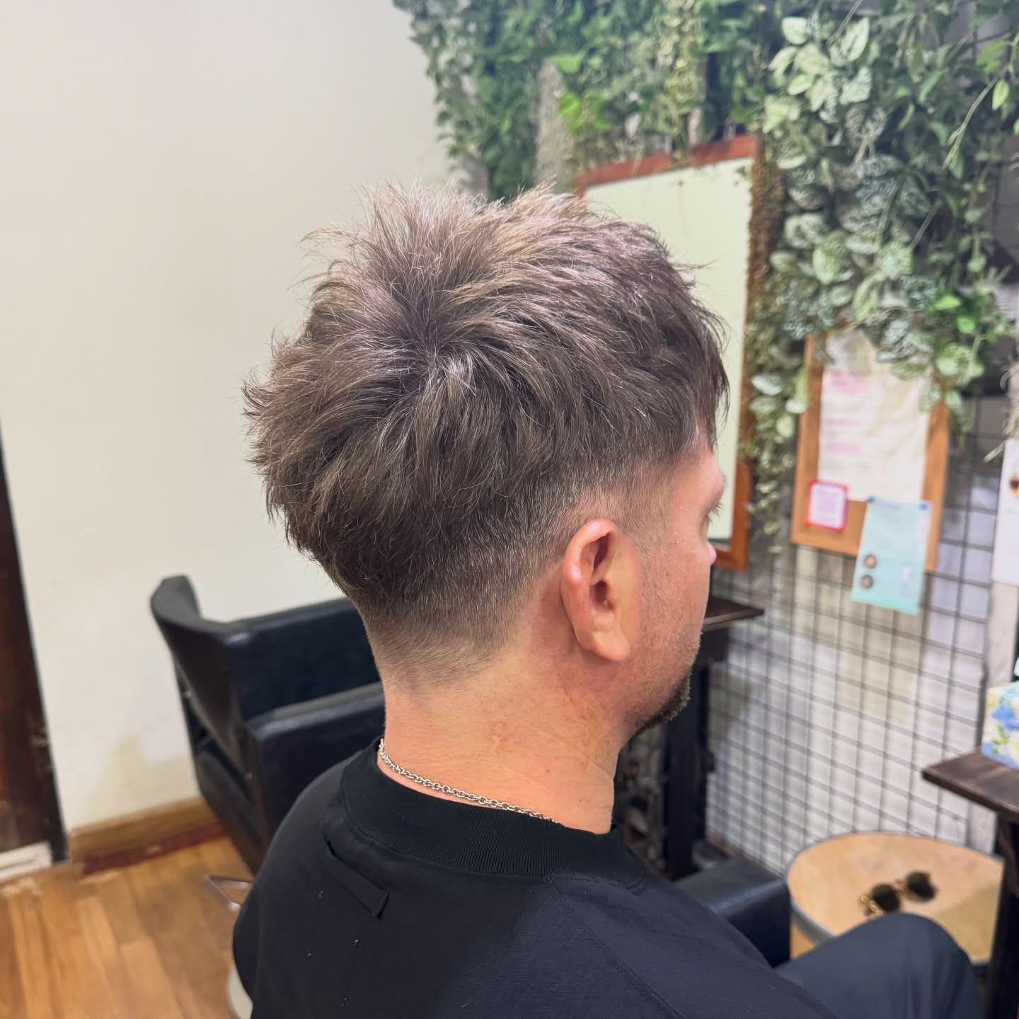 日本風のフェードツーブロックでトップは毛先に無造作な
動きが出やすい様にスライド、セニングで軽い質感にカット。  メンズカットも好評いただいております。