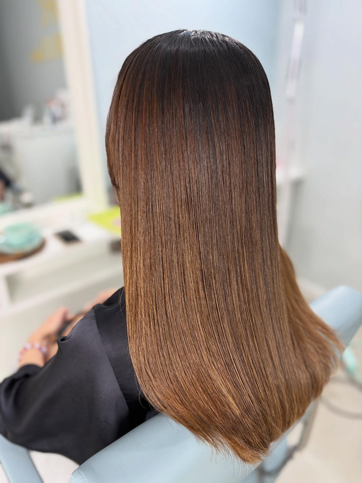 ♡ ふわふわ広がる癖毛さんにおすすめ!️
【 酸性ストレート 6,500 THB 】
ペタン!シャキン!ってならないストレートメニューです 🩶自然にしっかり伸ばしたい方へ
🩶半年〜1年に1度の施術がおすすめ
🩶1度伸ばした部分の癖戻りはほとんどないのでリタッチが気になるタイミングが目安です◎
🩶毛先の乾燥やダメージは1.5ヶ月〜2ヶ月に1度の【KINUトリートメント】で艶髪が復活します 【 KINUトリートメント 】は髪やお肌と同じPH(ペーパー)で優しく髪の内部を架橋&健康な髪の毛を擬似的に作り上げる特別なトリートメントです
髪の内部が健康な状態になるので、カラーの発色や色持ちも良くなります🥰 繰り返しKINUトリートメントをされているお客様には
「バンコクにいながら日本にいた時より髪の調子が良くなった!」
と喜んでいただいております ホームケアにKINUトリートメント成分配合のオリジナルシャンプー&トリートメントもオススメです🫶 ♡