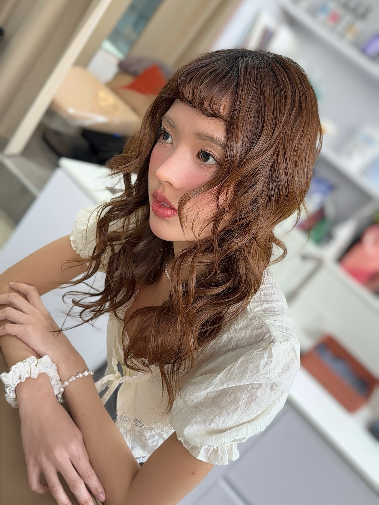 ปีนี้ลอนคลื่นแบบคราฟต์กำลังมาแรง  ความหนาของหน้าม้า
ความยาว
และขนาดของลอน
ถูกออกแบบให้เข้ากับแต่ละคน  เราเลือกบาลานซ์จาก
โทนสีที่เหมาะกับคุณ และลักษณะใบหน้า
เพื่อให้ลุคดูเป็นธรรมชาติ และจัดทรงง่ายในชีวิตประจำวัน  ที่ Akiendo
เราไม่ได้ทำแค่ “ทรงผมสวย”
แต่คิดถึงความเหมาะสมในทุกมุม  ทรงที่ดูดีได้ยาว ๆ
และเป็นคุณจริง ๆ  Craft-inspired waves are the mood this year.  The fringe, the length,
the size and flow of each curl
are all adjusted for the individual.  Based on personal color balance
and face shape,
we design waves that feel natural
and easy to style every day.  At Akiendo,
it’s not just about looking trendy.  It’s about creating a style
that truly fits you.  Akiendo – Phrom Phong & Ari  • Phrom Phong : Metropolis Suite by Hilton, Soi Phrom Si 1, Sukhumvit 39
• Ari : Vanit Village – Ari (NEW)  TELPhrom phong branch: 02-004-8180  TELAri branch: 099-628-0016  LINE@: aki-endo
 Open: 10:00–20:00 (หยุดทุกวันอังคาร Tueday closed)  #Akiendo #personaldesign #bangkokhairsalon #AkiendoAri
#APDL