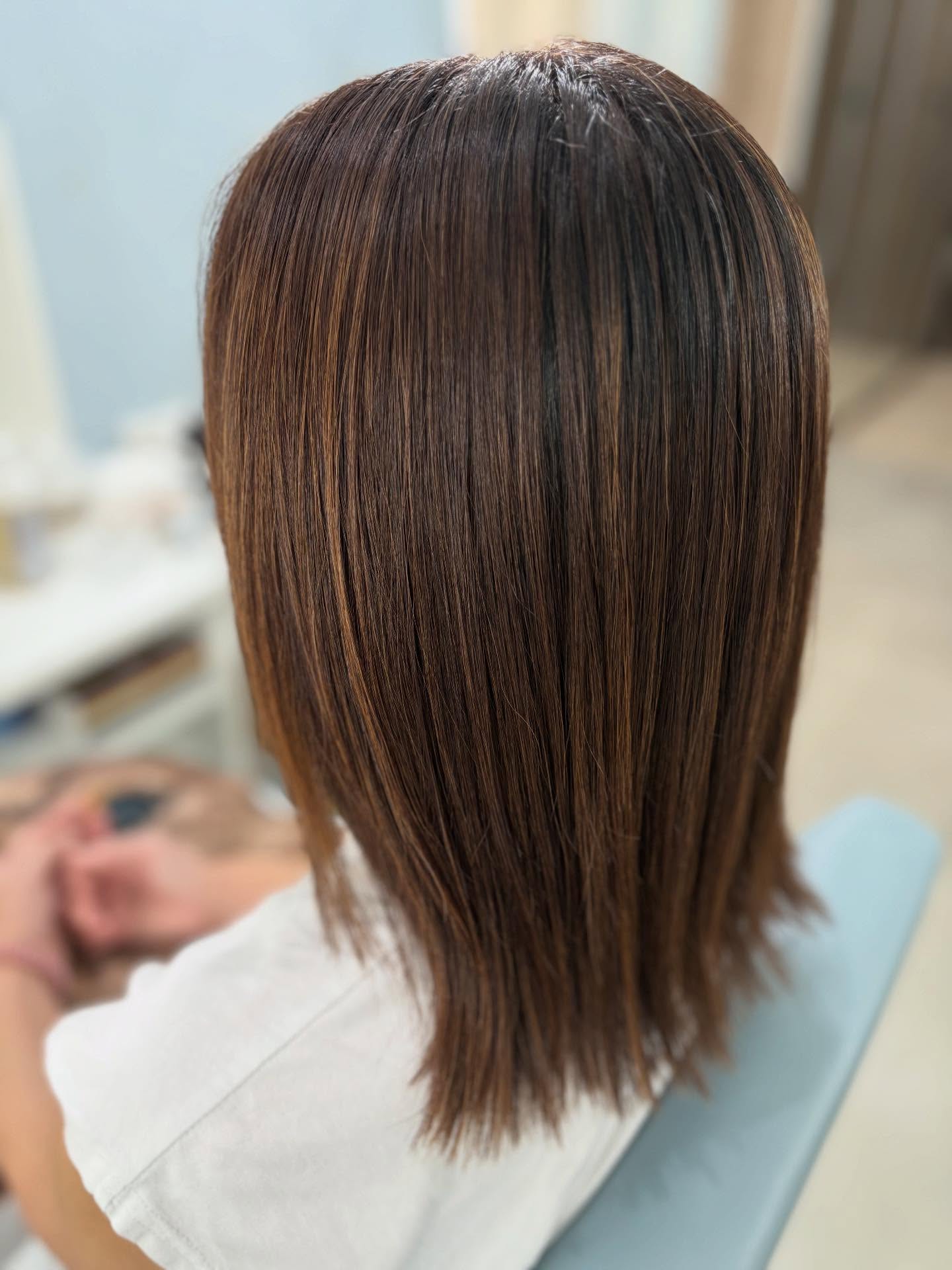 4ヶ月たっても腐らないと言われている、
【ウトビラースパトラウバー】のりんご幹細胞培養液を使ったトリートメント  りんご幹細胞の高い抗酸化力と自己修復力によって、ダメージやエイジングによる髪と頭皮を改善します  高級りんご幹細胞培養液100%を使用したトリートメント
脂質の補給で艶感、まとまり、サラサラな若々しい髪へ🪮  表参道、青山エリアの取り扱いサロンでは
単価15000-20000円程度　バンコクで取り扱いサロンはansRだけです♪  4,000baht  【ウトビラースパトラウバー】でぜひ検索してみてください  Apple Stem Cell Hair Treatment 
ทรีตเมนต์ฟื้นฟูเส้นผมและหนังศีรษะระดับพรีเมี่ยมในซาลอนญี่ปุ่น  คุณจะได้สัมผัสประสบการณ์การดูแลเส้นผมแบบญี่ปุ่นที่แตกต่าง
ด้วย…ทรีตเมนต์จากเซลล์ต้นกำเนิดจากแอปเปิ้ลแท้ 100%
เพิ่มความชุ่มชื้นให้เส้นผม ผมนุ่มลื่น มีน้ำหนัก จัดทรงง่าย
บำรุงเส้นผมและหนังศีรษะอย่างล้ำลึก
ช่วยให้ผมดูอ่อนเยาว์และสุขภาพดีอย่างเป็นธรรมชาติ  บริการ Apple Stem Cell Hair Treatment 
ด้วยความพิถีพิถันโดยสไตลิสต์ชาวญี่ปุ่น
เฉพาะที่ ansR Hair Salon ที่เดียวเท่านั้น