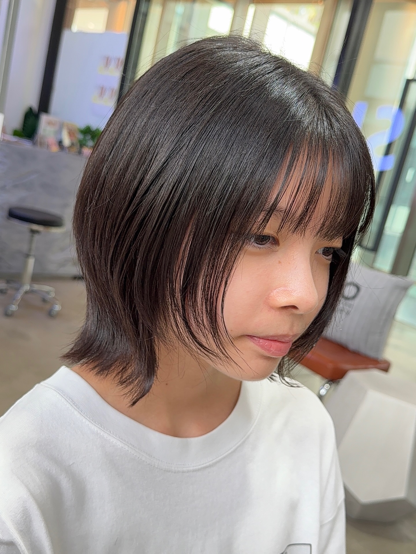 วิเคราะห์จาก Face Type
ผสานกับการออกแบบด้วย APDL Analysis แบบเฉพาะของ Akiendo  ทรง Medium Layer
ที่เหมาะกับบุคลิกหน้าแบบ
Soft Casual Type  ให้ความสมดุลระหว่างเส้นตรงและความนุ่ม
ไม่ดูชิลเกินไป และไม่ดูเป็นทางการเกินไป  น้ำหนักผมเบา เคลื่อนไหวสวย
เข้ากับชีวิตประจำวันได้อย่างเป็นธรรมชาติ  ไม่ต้องพยายามมาก
แต่ดูดีได้ เพราะทุกอย่างถูก
ออกแบบจากเหตุผล ไม่ใช่แค่ความรู้สึก  Designed based on Face Type analysis,
combined with Akiendo’s original APDL approach.  A medium-layer style
that perfectly suits the
Soft Casual face character.  Balanced between clean lines and softness
— not too relaxed, not overly polished.  Light movement, natural flow,
easy to wear in everyday life.  It looks effortless,
because it’s not created by intuition alone,
but designed with clear reasoning.  Akiendo – Sukhumvit 39 & Ari  • Sukhumvit39 : Metropolis Suite by Hilton
• Ari : Vanit Village – Ari  TELSukhumvit39 branch: 02-004-8180  TELAri branch: 099-628-0016  LINE@: aki-endo
 Open: 10:00–20:00 (หยุดทุกวันอังคาร Tueday closed)  #Akiendo #personaldesign #bangkokhairsalon #AkiendoAri
#APDL