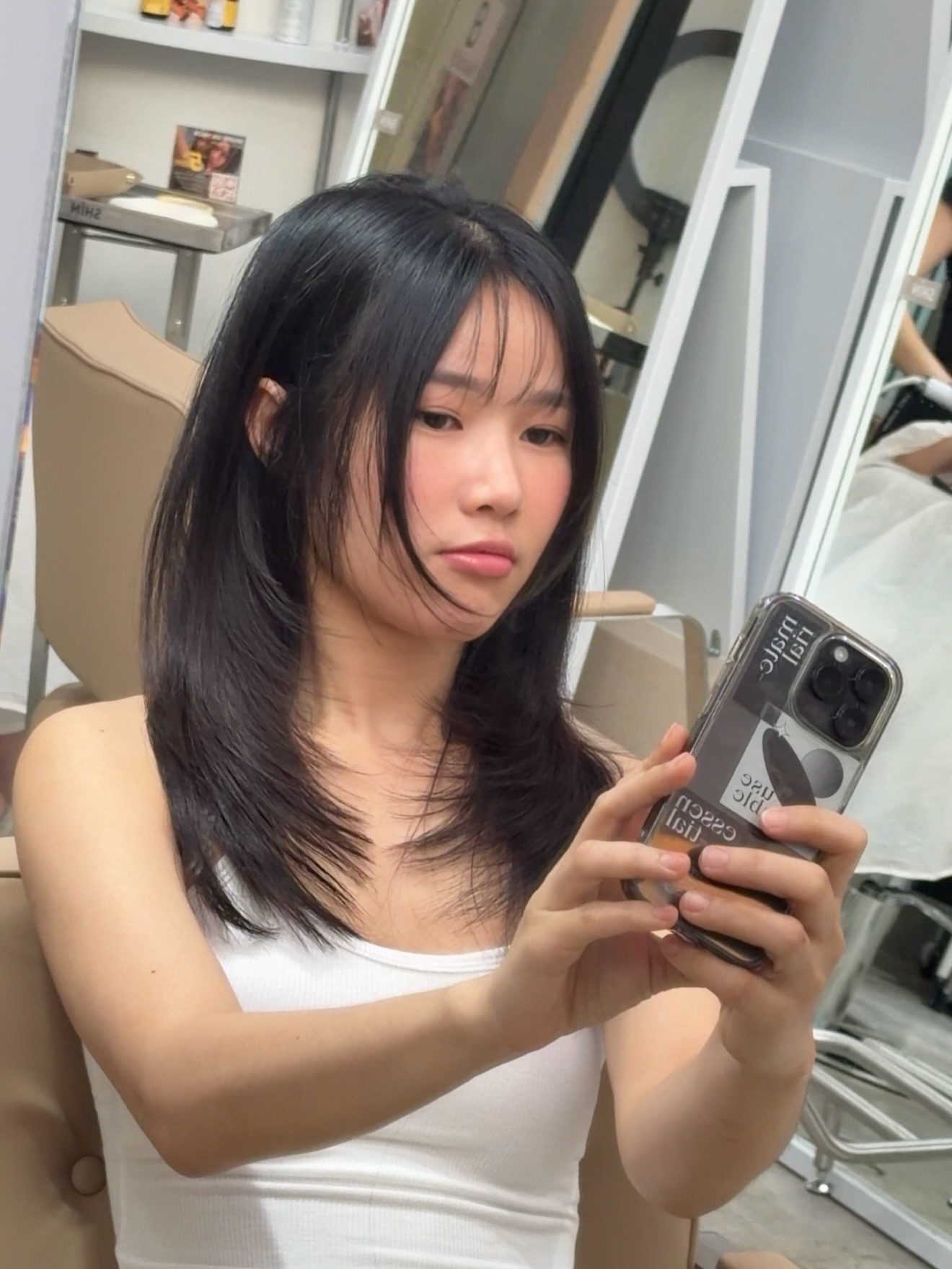 เบาแต่ไม่บาง
มีมิติ แต่ไม่ดูเวอร์
เลเยอร์ที่ขยับแล้วมีชีวิต  ไม่ใช่แค่การซอยผมให้เป็นชั้น
แต่คือการออกแบบตำแหน่งเลเยอร์
ให้เข้ากับรูปหน้า โครงสร้าง
และบาลานซ์ของลำคอและไหล่  ผลลัพธ์คือ
✓ หน้าเล็กลง
✓ มุมข้างดูสวย
✓ ดูเป็นธรรมชาติแต่มีความโดดเด่น  ไม่ใช่แค่ตามเทรนด์
แต่เป็น “รูปแบบที่เหมาะกับคุณจริงๆ”  — Akiendo —  Light, but not thin.
Layered, yet balanced.
A style that moves with you.  This isn’t just about adding layers.
It’s about placing them precisely—
designed for your face shape, structure,
and the balance of your neckline and shoulders.  The result:
✓ A smaller-looking face
✓ A beautiful side profile
✓ Natural, yet effortlessly refined  Not just following trends—
but creating the shape that truly suits you.  — Akiendo —  Akiendo – Sukhumvit 39 & Ari  • Sukhumvit39 : Metropolis Suite by Hilton
• Ari : Vanit Village – Ari  TELSukhumvit39 branch: 02-004-8180  TELAri branch: 099-628-0016  LINE@: aki-endo
 Open: 10:00–20:00 (หยุดทุกวันอังคาร Tueday closed)  #Akiendo #personaldesign #bangkokhairsalon #AkiendoAri
#APDL