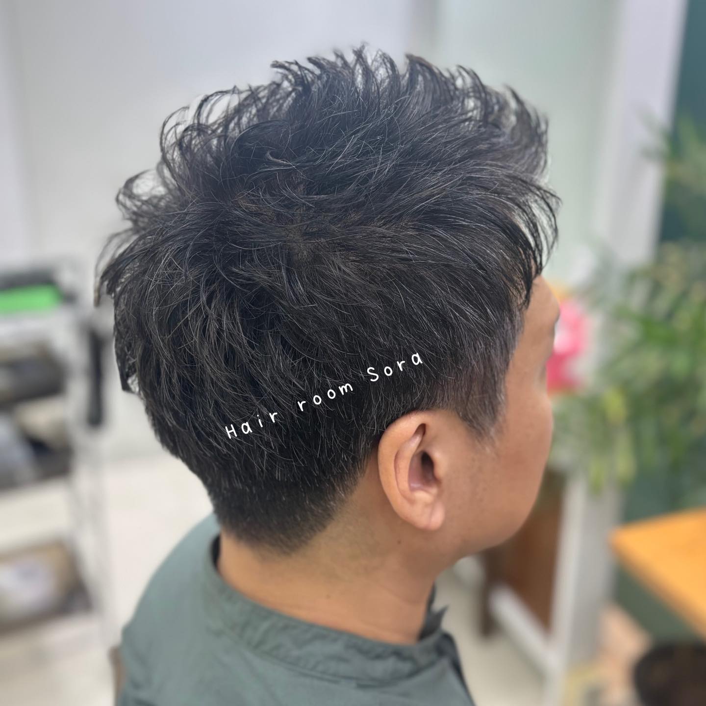 Men's Cut & Color ️  立体感と動きのあるスタイルとグレイパールカラーで清潔感のある上品な印象に
シークレットハイライト仕込み  Add dimension and movement for a stylish look.
Contains secret highlights.  …………………………
ร้าน Hair Room Sora 299/7 ชั้น1, Sukhumvit Living Town, ซอยสุขุมวิท21(อโศก)
️ 02-169-1622
 Line : @575zzlqc (มี @)  #Hairroomsora #Hairroomsorabangkok #🤖Hairstyle sukhumvit21 Japanesesalon DigitalPerm デジパ ヘアールームソラ fashioncolor ร้านซาลอนญี่ปุ่น ซาลอน ทำผมรับปริญญา ทำผมออกงาน รับทำผม ดัดดิจิตอล ยืดผม ย้อมผม Repost head spa bangkok バンコク 美容院 hair spa bangkok バンコク ヘッドスパ バンコク 美容院 メンズ バンコク　美容室 japanese head spa bangkok bangkok head spa hair salon bangkok bangkok hair salon